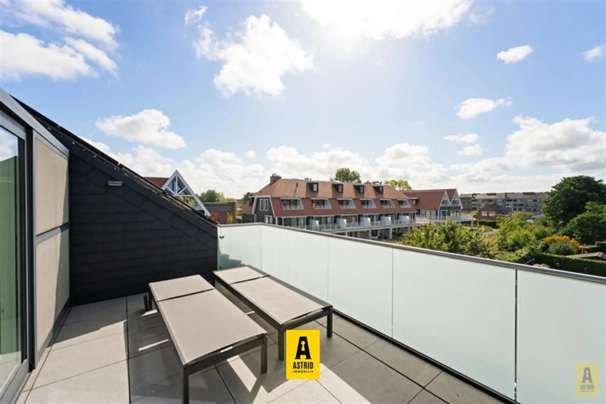 Karaktervolle voormalige dokterswoning met zee aan ruimte en mogelijkheden! foto 36