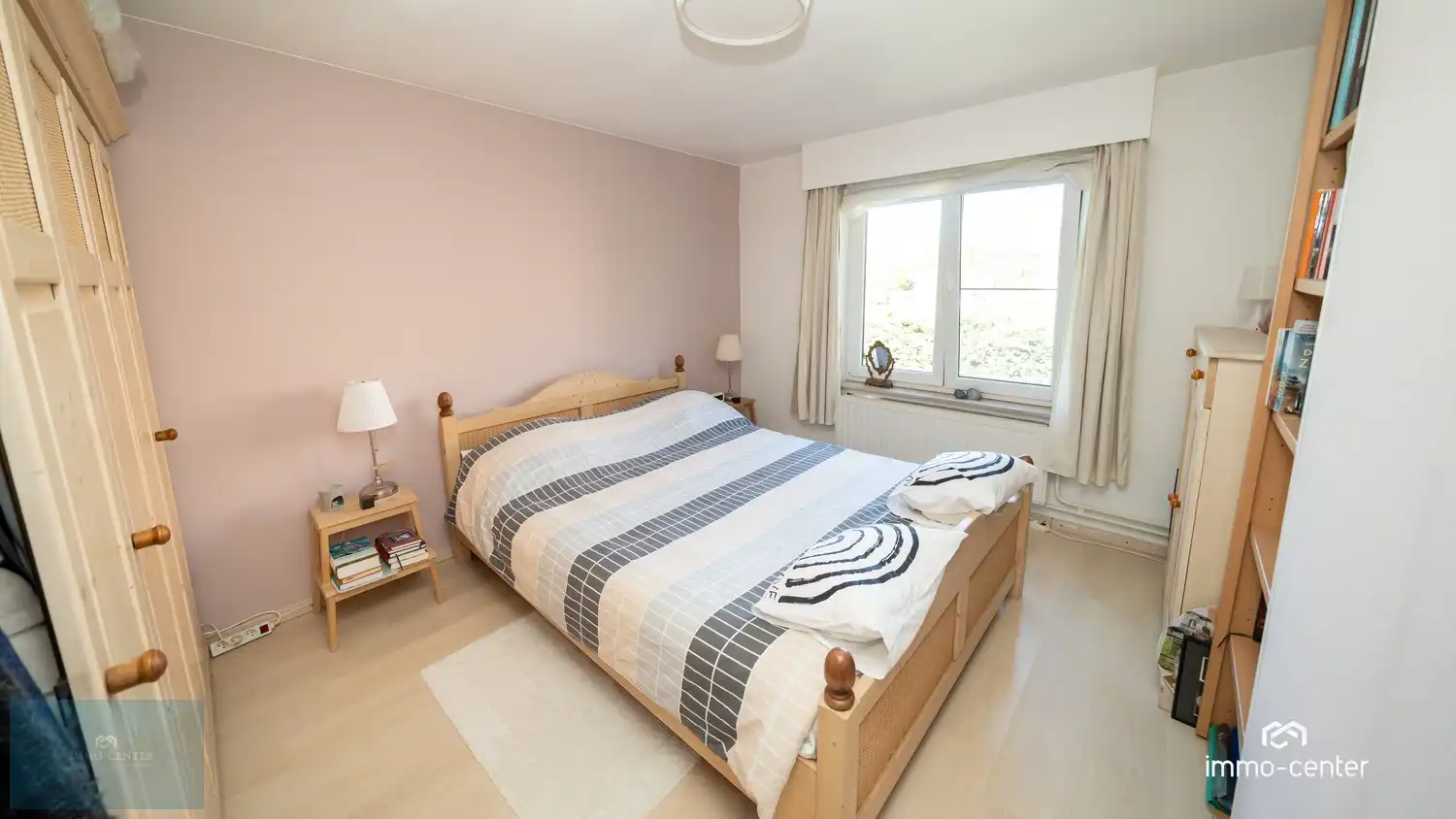 Instapklaar 2-slaapkamer appartement met zolder, 2 garages, carport en prachtige tuin foto 16