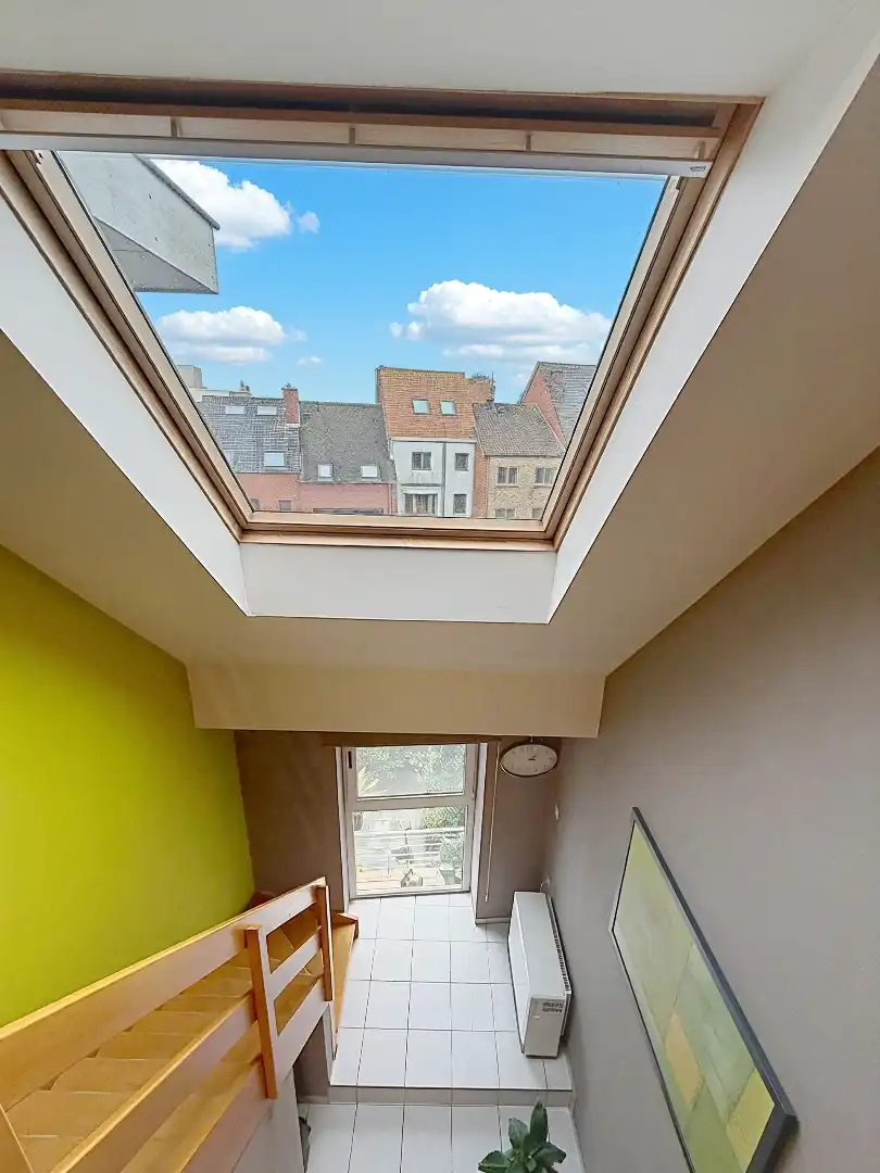 Instapklare bel-etage met drie slaapkamers, garage en zonnige buitenruimtes. foto 28