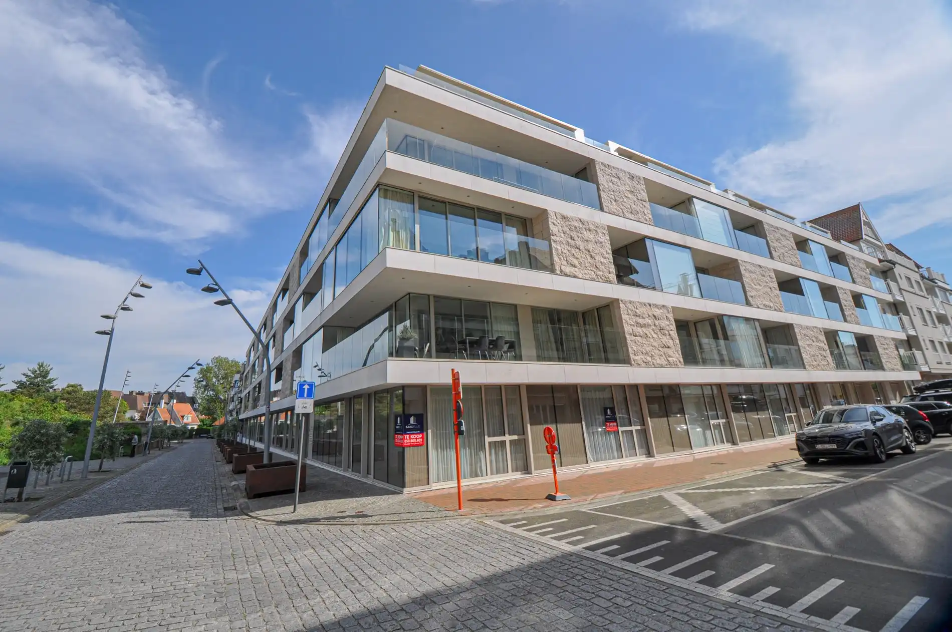 Subliem smaakvol ingericht hoek appartement gelegen in een recente residentie. foto 3