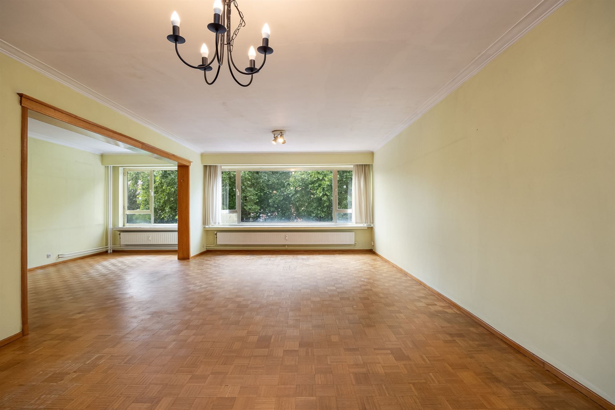 Te renoveren appartement met twee slaapkamers en terras foto 2