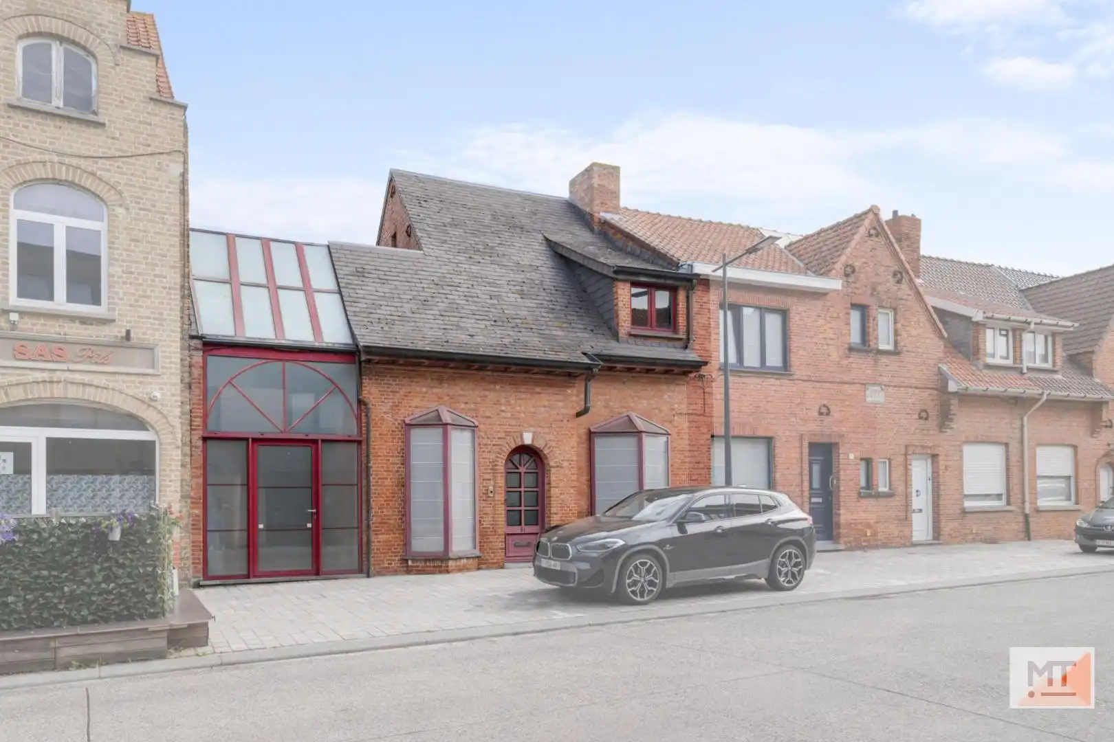 Hoofdfoto van de publicatie: Bijzonder ruime woning met opslagruimte, dubbele garage en uitweg in centrum Langemark