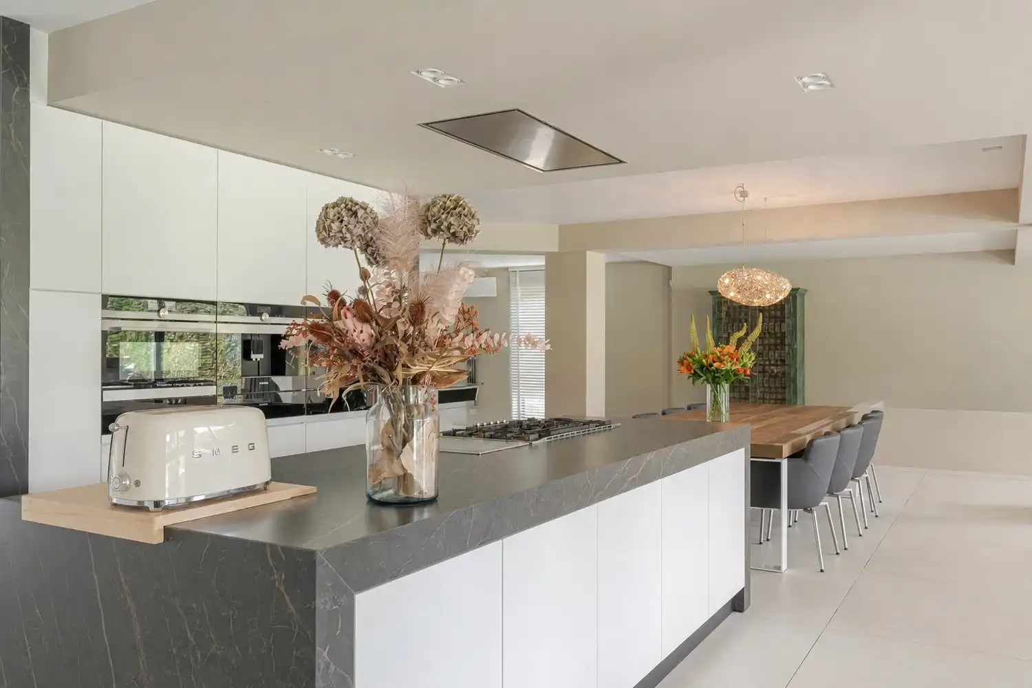 Exclusieve recente villa met verwarmd zwembad, vier garages en inclusief bouwgrond van 10a in een groene omgeving foto 11