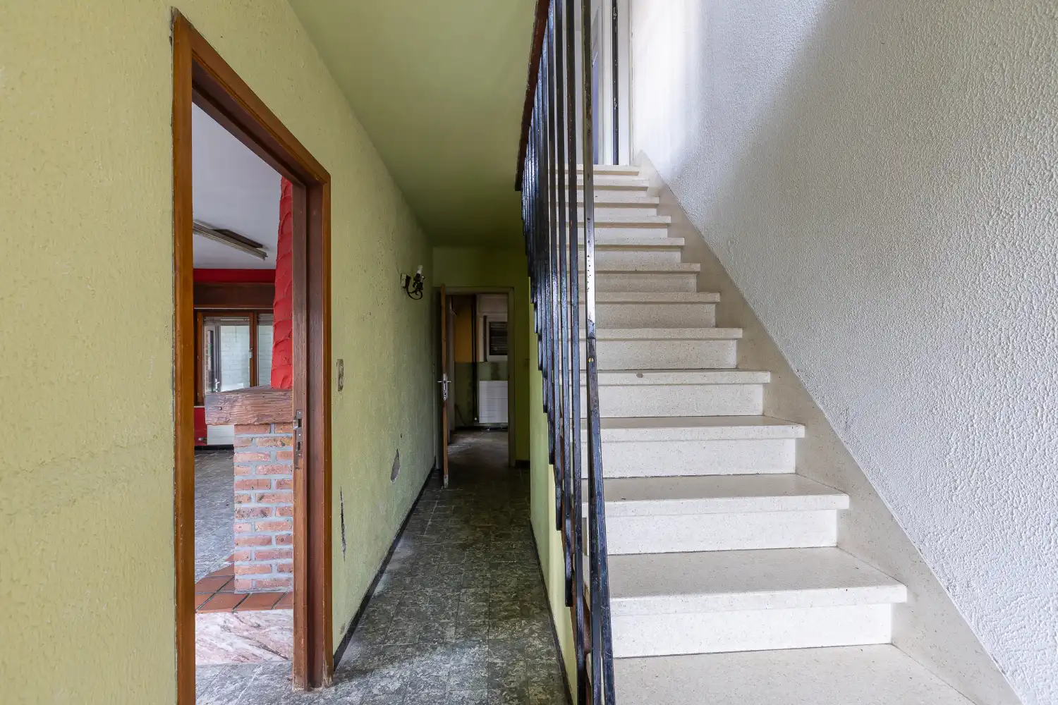 Te renoveren woning op uitstekende locatie foto 5