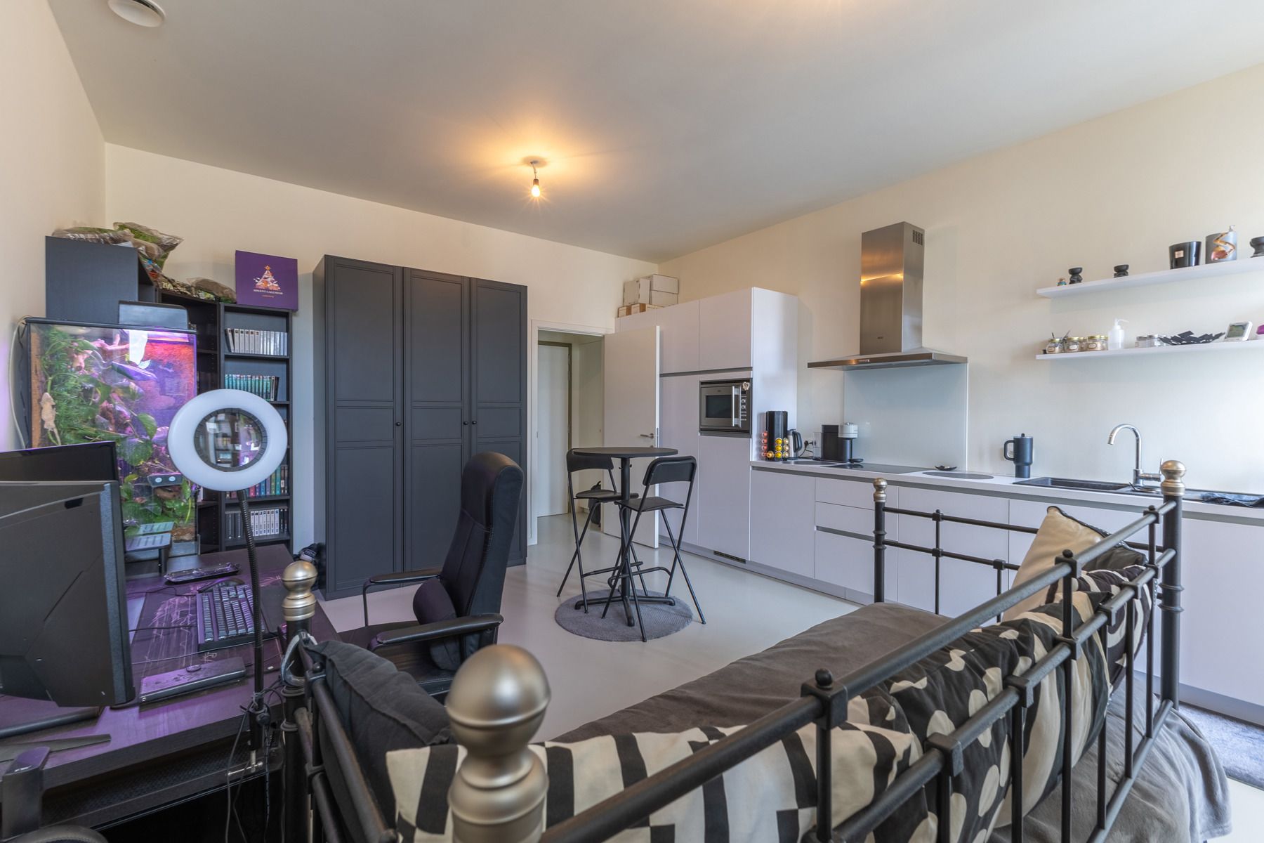 Recente studio met leuk terras en kelder foto 9