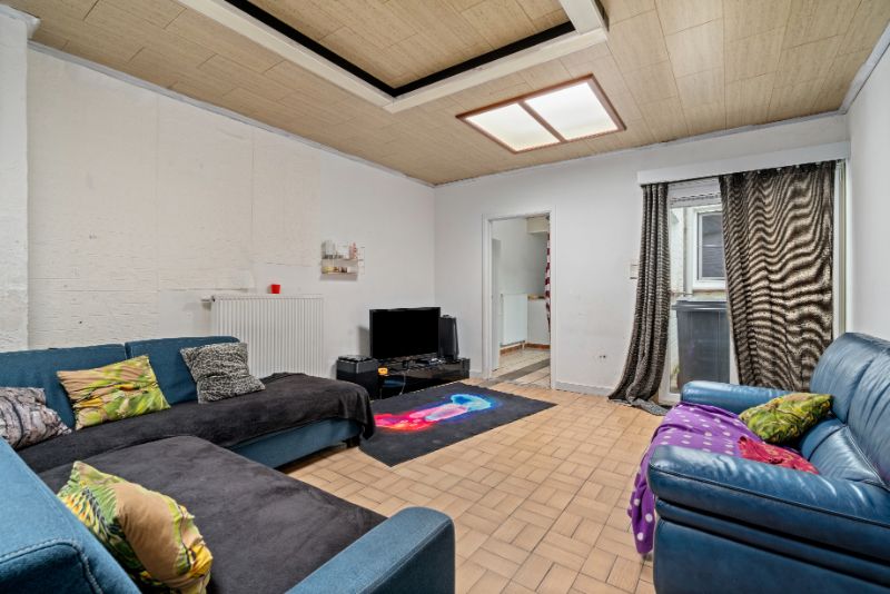 Ruime woning met handelsruimte/bureel vooraan foto 8
