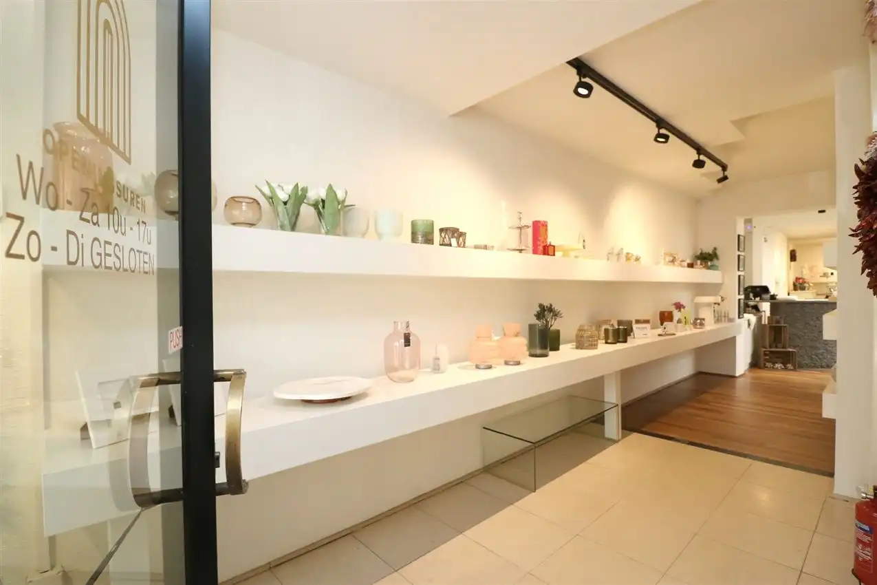 Centraal gelegen handelszaak met hoog zichtbaarheidsgehalte foto 4