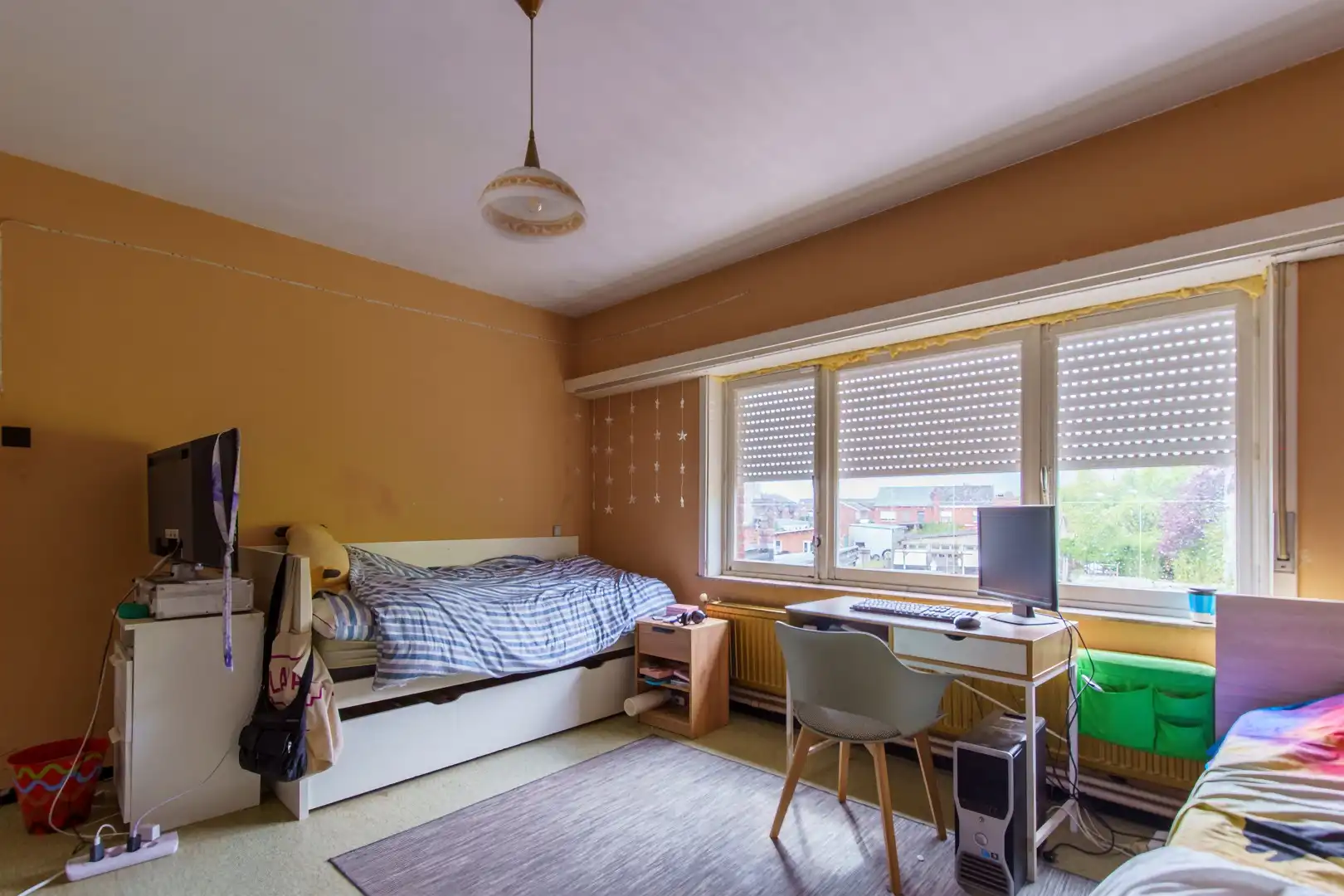 Ruime woning met vier slaapkamers en grote tuin foto 23