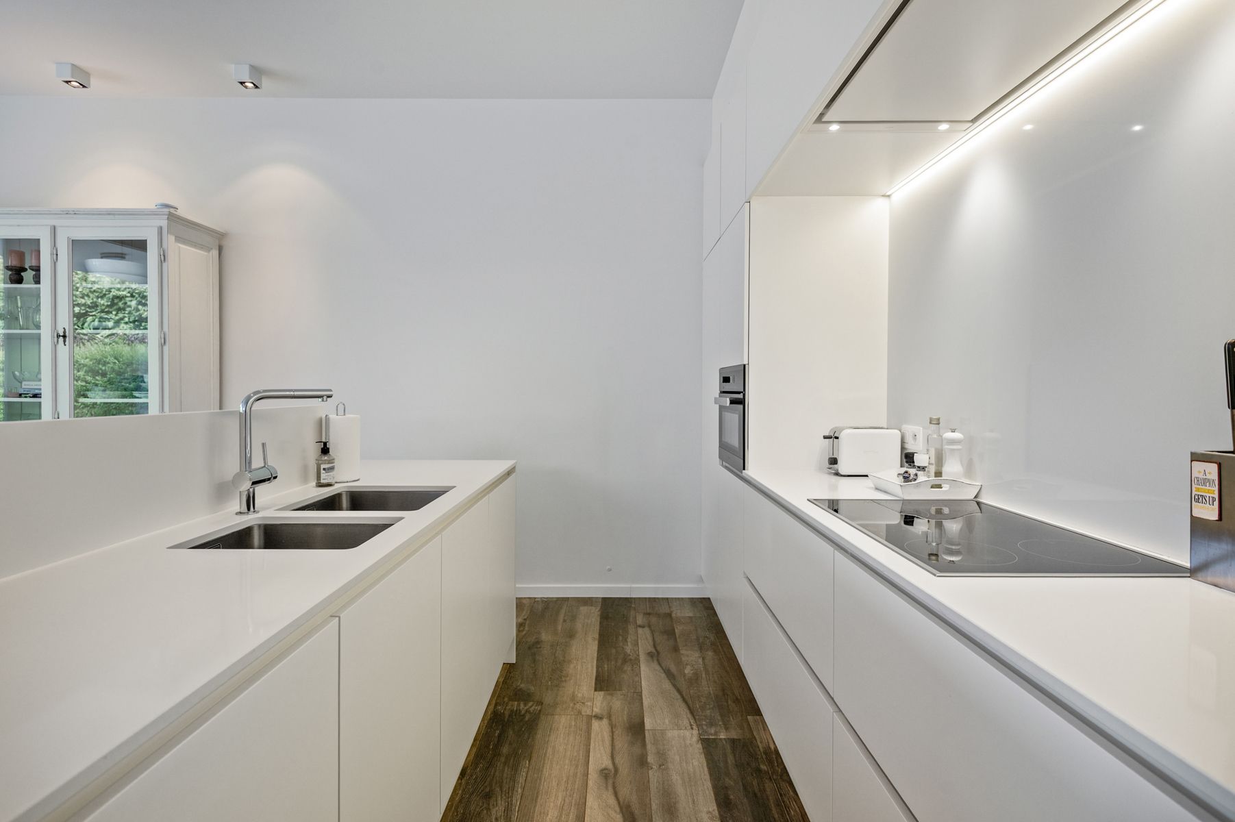 Luxe gelijkvloersapp. met ondergrondse parking en tuin. foto 12