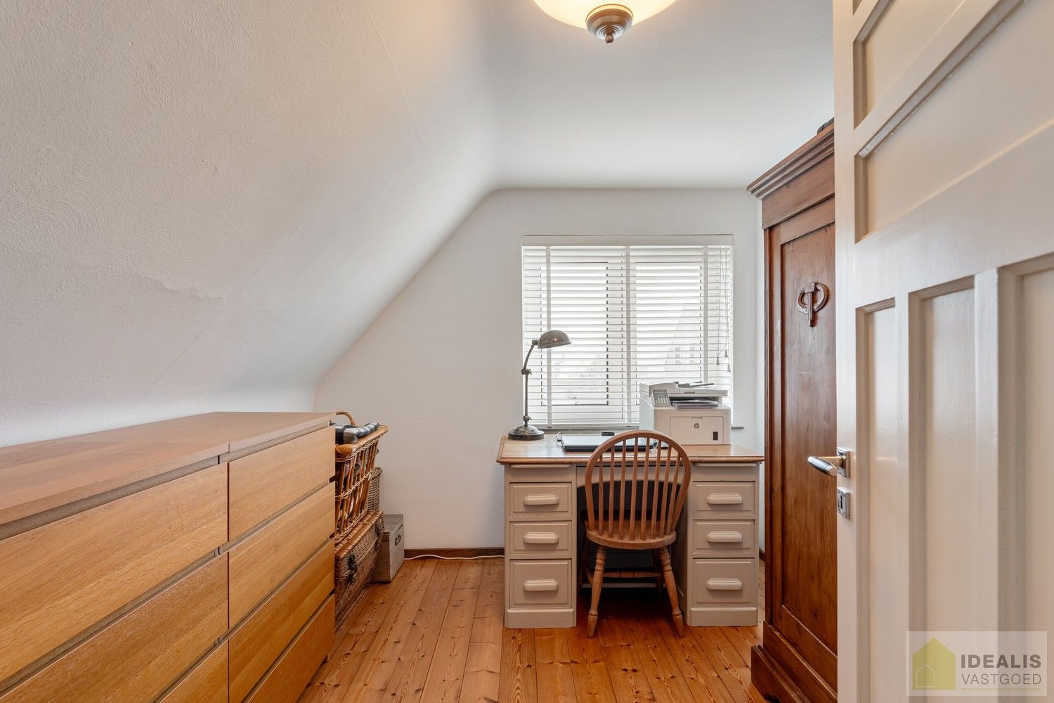 IDEALIS VASTGOED – Prachtige, stijlvolle woning met een aangename 123m² als bewoonbare oppervlakte. De woning omvat een lichtrijke ruime woonkamer voorzien van een pellet kachel en met een prachtige parketvloer dewelke overgaat in de keuken en 3 slaapkamers op een ruim en prachtig aangelegd perceel van 7a 42ca. Dit alles gelegen in een heerlijk rustige straat, op enkele minuten zowel van de centra van Pelt als Achel, doch ook op een steenworp van de Nederlandse grens, dichtbij Valkenswaard en Eindhoven. foto 26