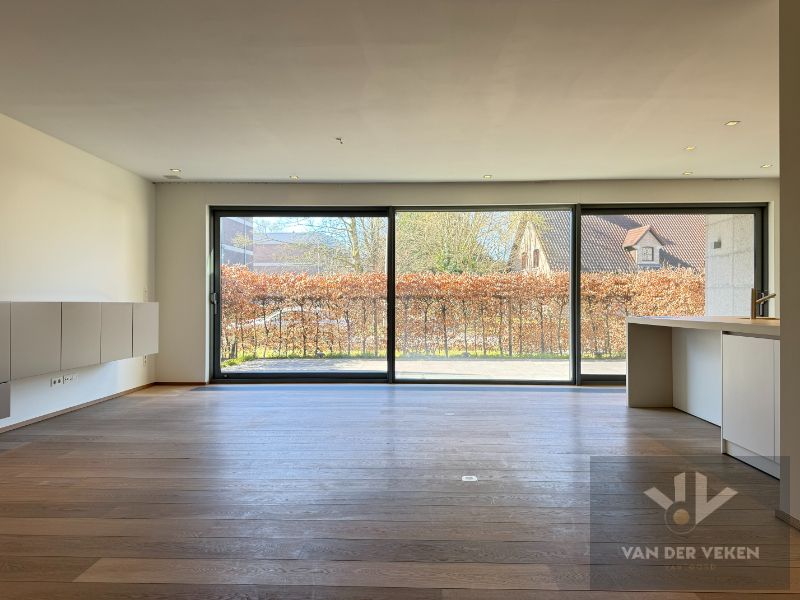 HOOGWAARDIG AFGEWERKT GELIJKVLOERS VILLA-APPARTEMENT foto 4