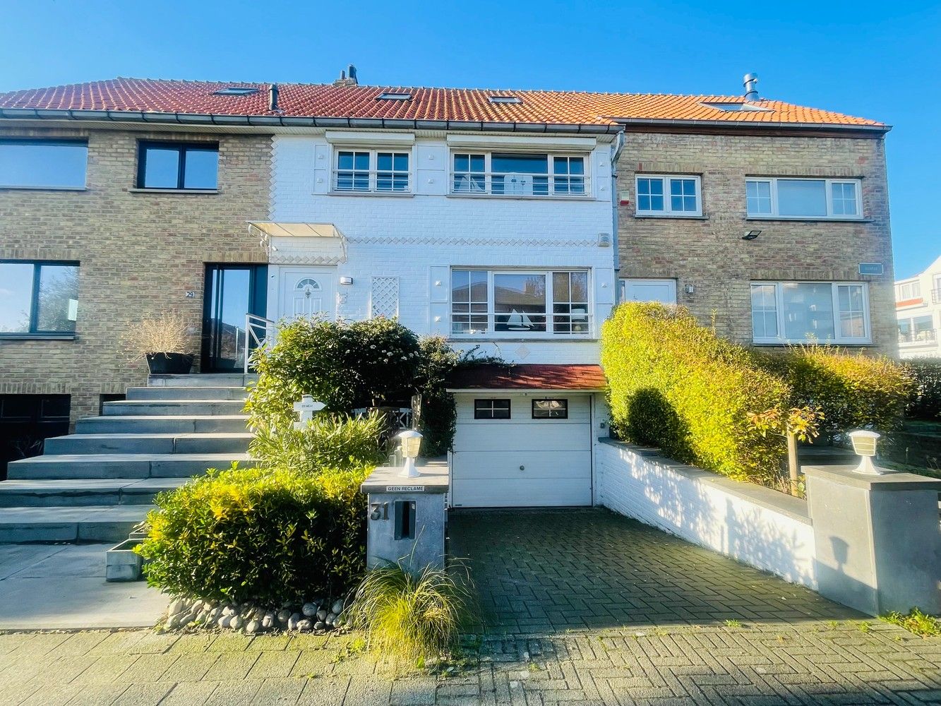 Zeebrugge op 50meter van het strand Uiterst charmante totaal gerenoveerde RUIM WOONHUIS met 5 SLAAPKAMERS en 3 BADKAMERS en 3 TERRASSEN. Grote troef is 2 AUTOSTAANPLAATSEN en ruime GARAGE.  Oprit, grote garage, werkplaats, plaats voor fietsen, ingerichte STUDIO met tuintje op het zuiden.  1éV:  Zalige living , ingerichte open keuken, uitgevend op een groot zonneterras.Long island style. 2é V: 3 leuke slaapkamers , 2 badkamers. Onder het dak  4 é slaapkamer uitgevend op mooi terras met prachtig vergezicht.Bebouwde oppervlakte van 230 m2 Grondoppervlakte is 137m2 Magnifiek, Perfect onderhouden  Juist verhuizen ! Zalig Wonen!  Zowel hoofverblijfplaats, als vakantieverblijf aan Zee . foto 31