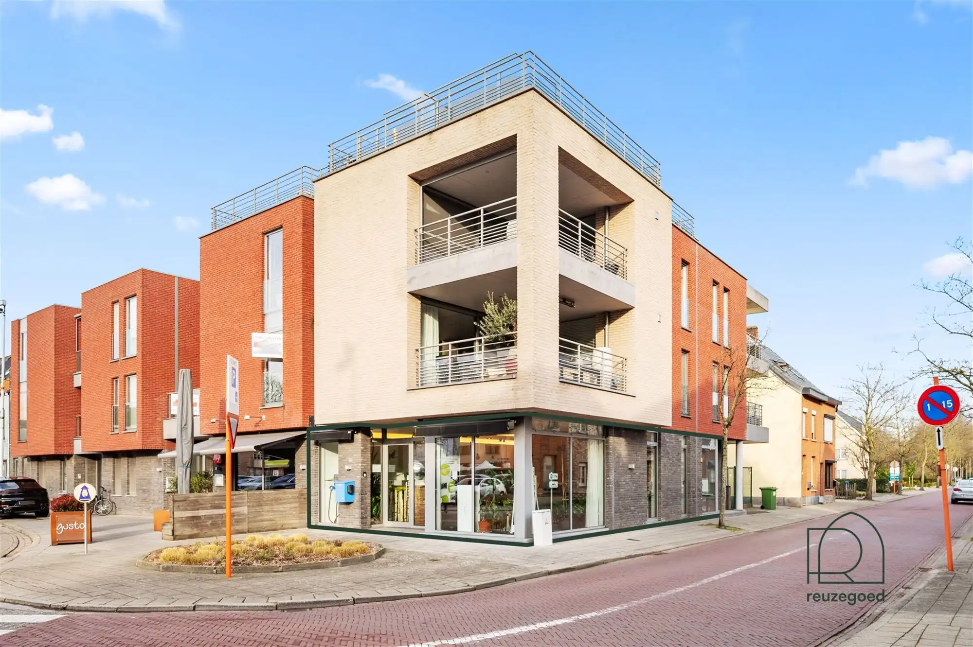 Handelspand met topligging op het Kerkplein van Bonheiden foto {{pictureIndex}}