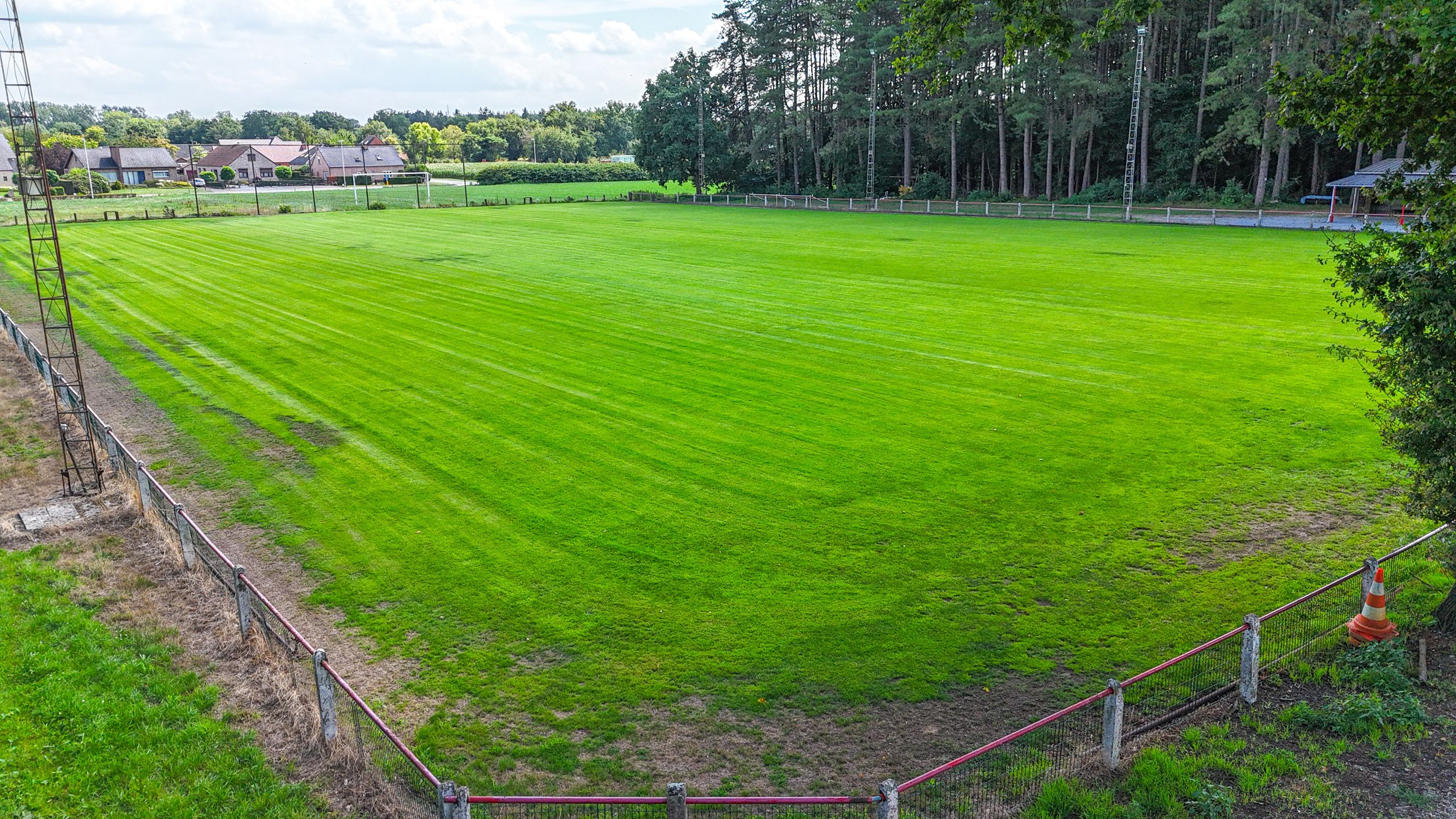 Voetbalveld en kantine op 2,45 ha in prachtig bosrijk gebied! foto 17