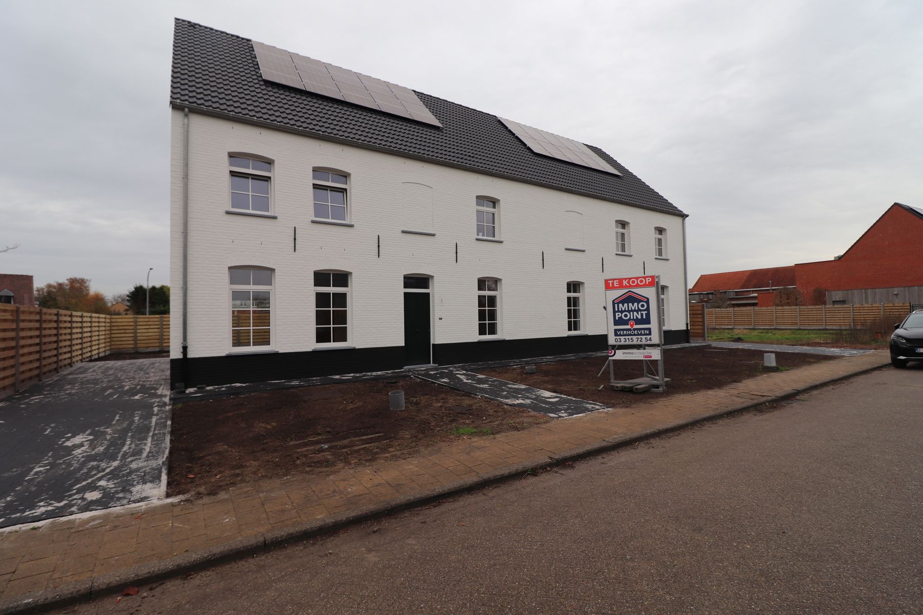 Ruime gezinswoning (ca 245 m²) met 4 slaapkamers op perceel van ca. 303 m². foto {{pictureIndex}}