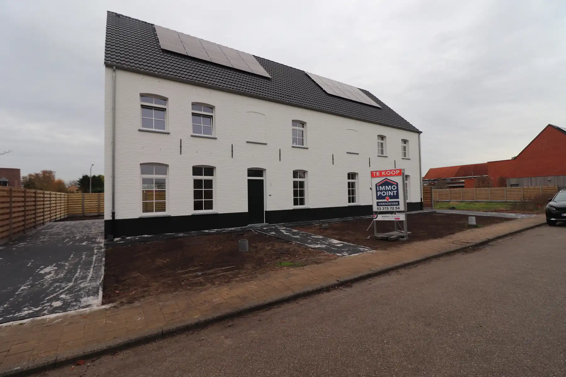 Ruime gezinswoning (ca 245 m²) met 4 slaapkamers op perceel van ca. 303 m². foto {{pictureIndex}}