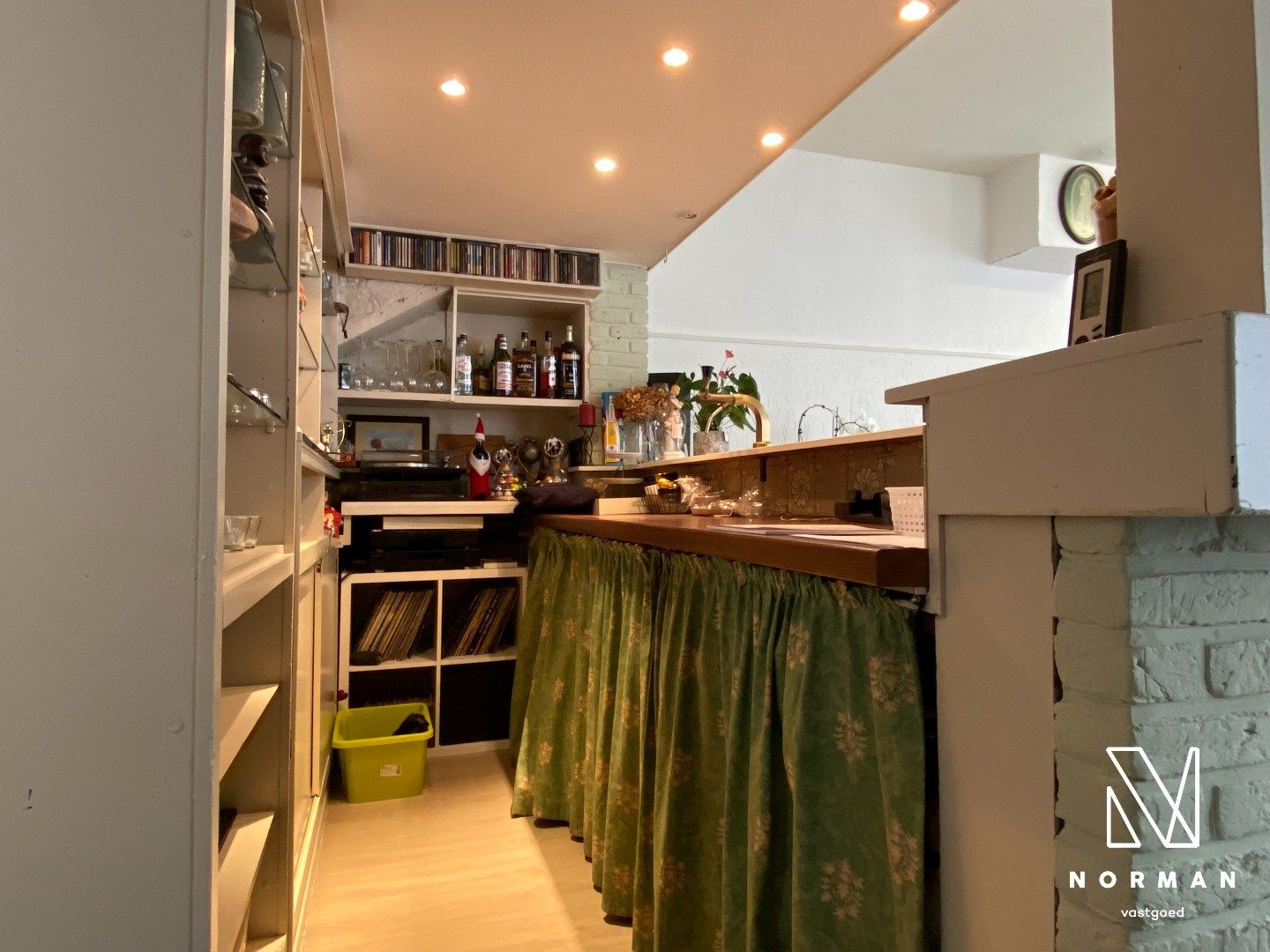 Halfopen woning met 3 slaapkamers, bijgebouw/atelier en grote voorkamer voor eventuele handelszaak foto 14