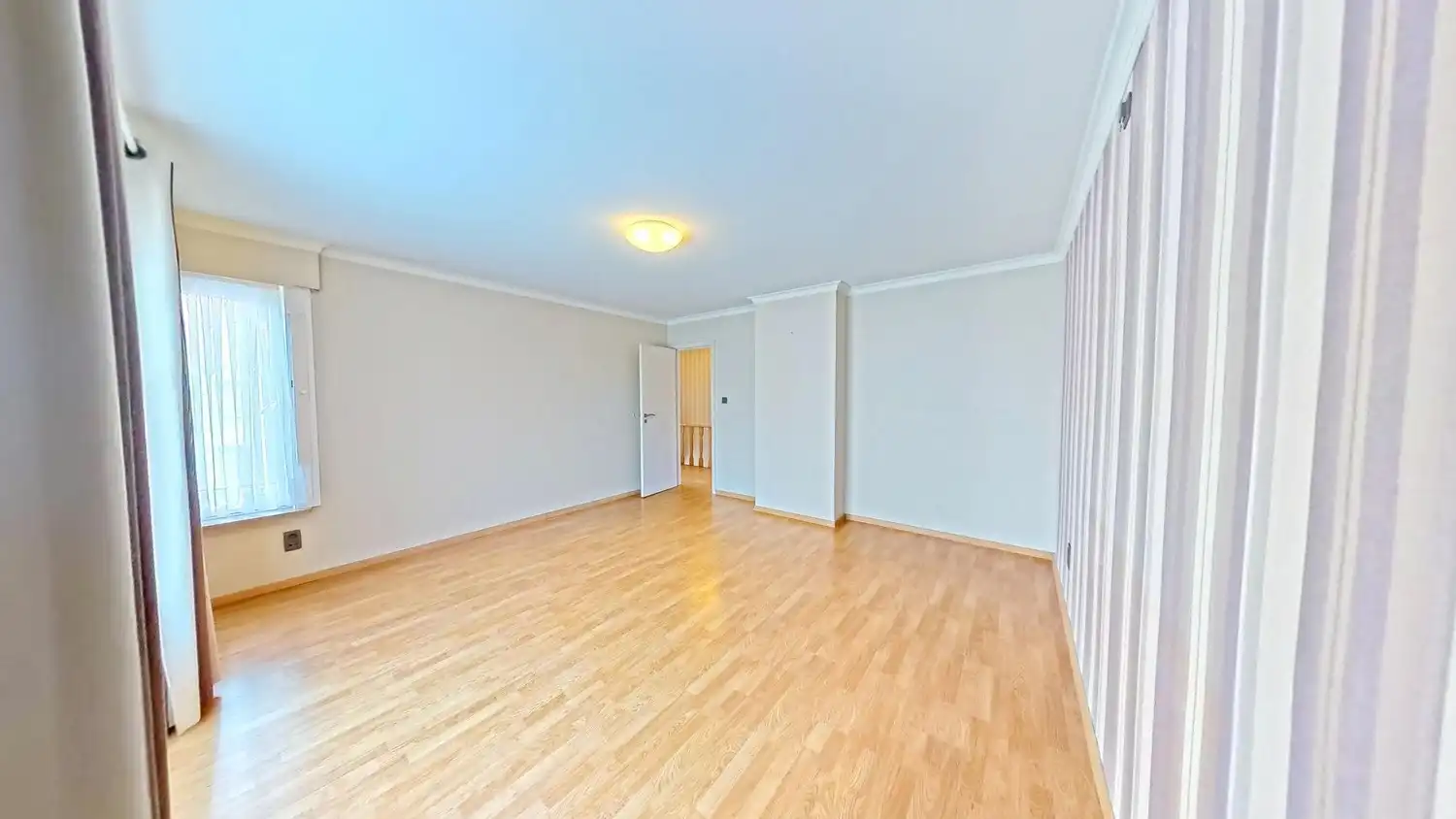 Ruime halfopen woning met garage te koop! foto 13