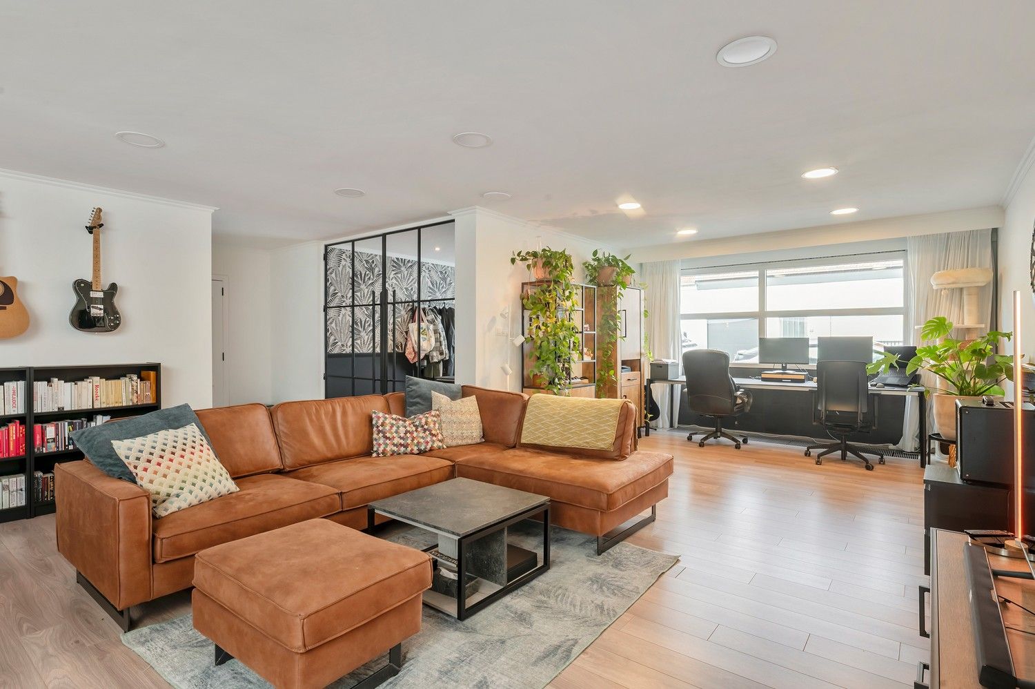 Uitzonderlijk gelijkvloers appartement met royale kelder en twee carports. foto {{pictureIndex}}