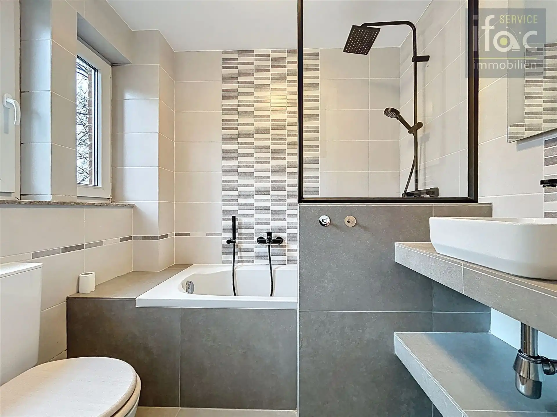 Mooi gerenoveerde woning met 4 slaapkamers en 2 badkamers. foto 9