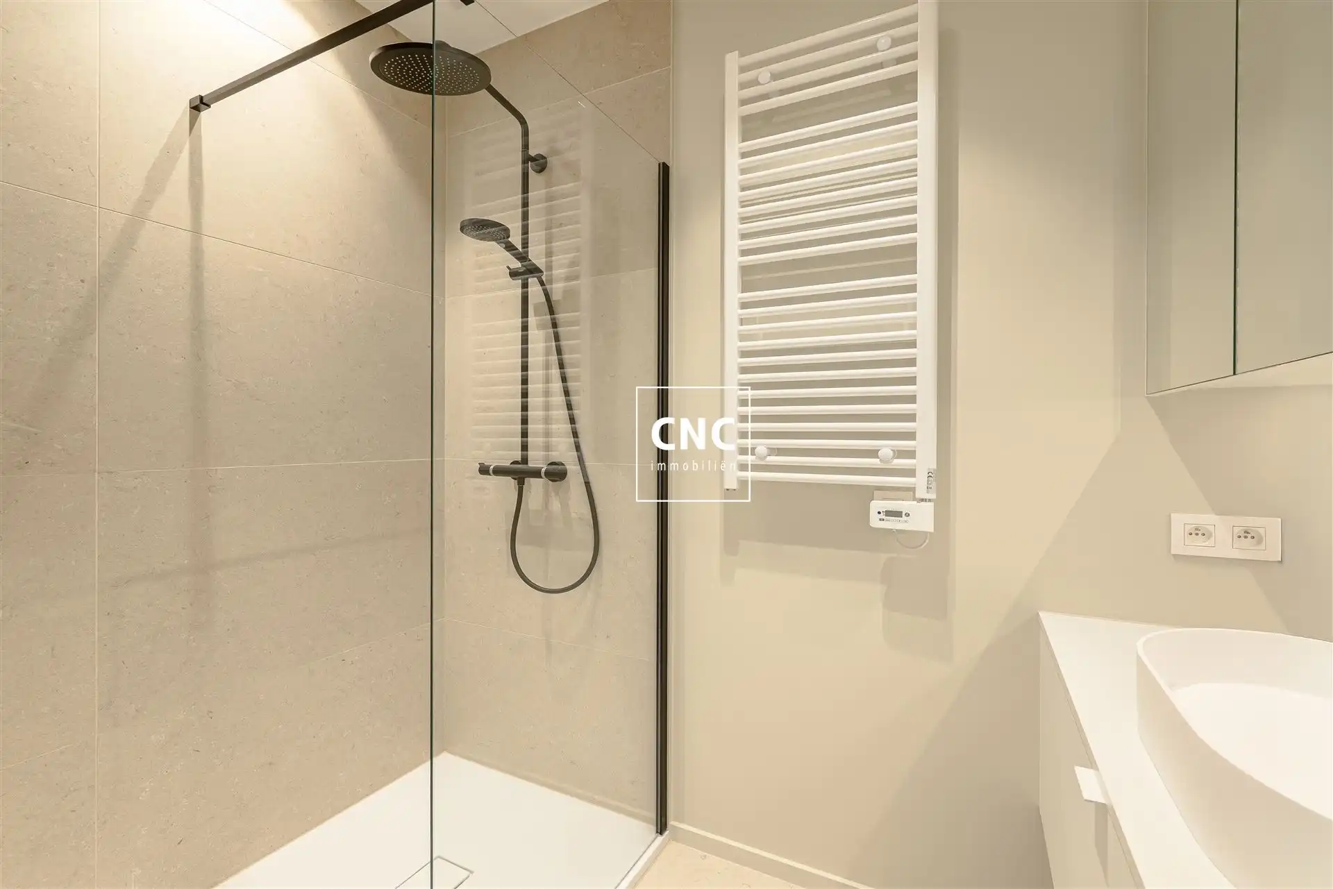 Stijlvol nieuwbouwappartement met zijdelings zeezicht foto 11