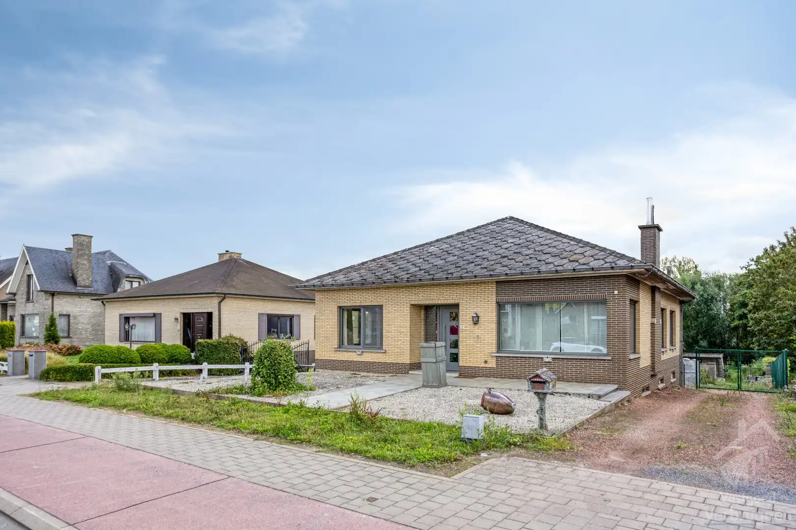 Hoofdfoto van de publicatie: Volledig onderkelderde bungalow te koop op groot perceel