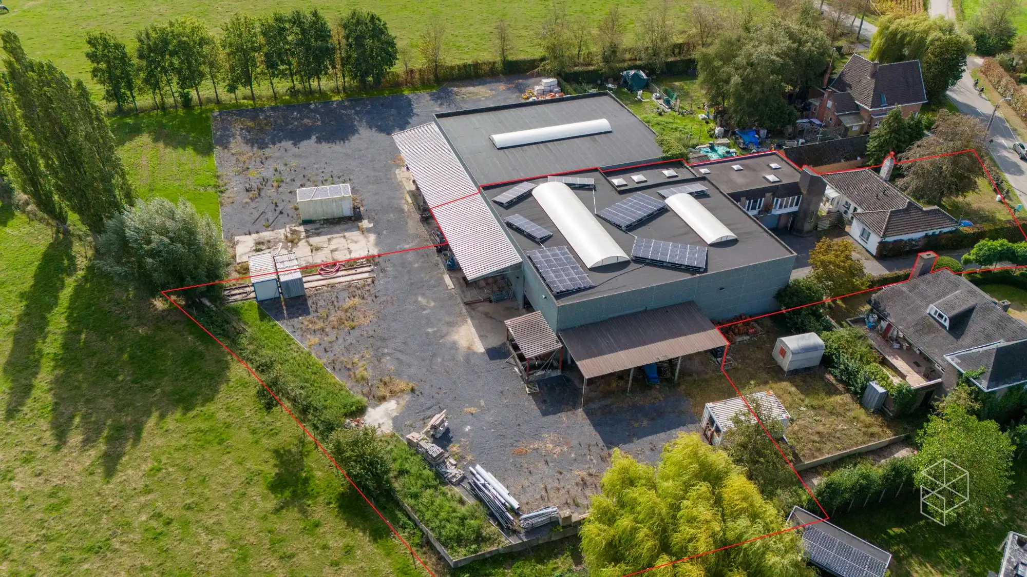 Grote loods met burelen, 3 garages, ruime buitenruimte en woning te koop in Hertsberge foto 17