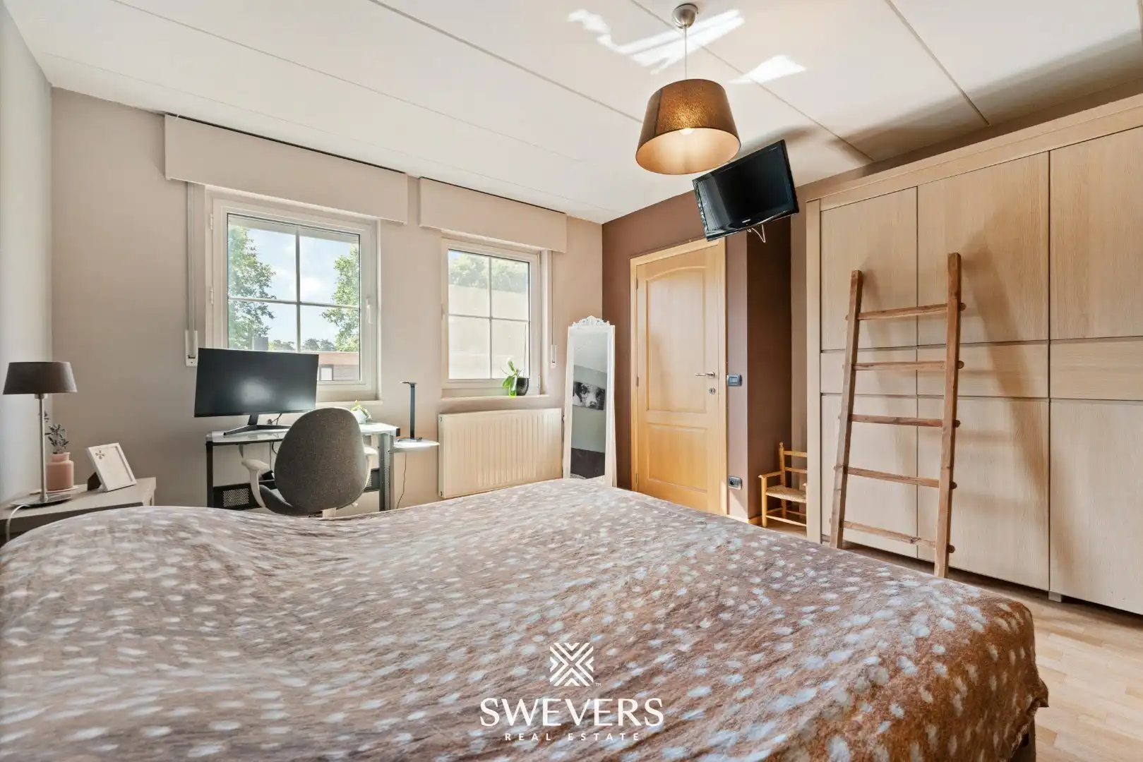 Ruime open bebouwing met nieuwe keuken en veranda foto 16