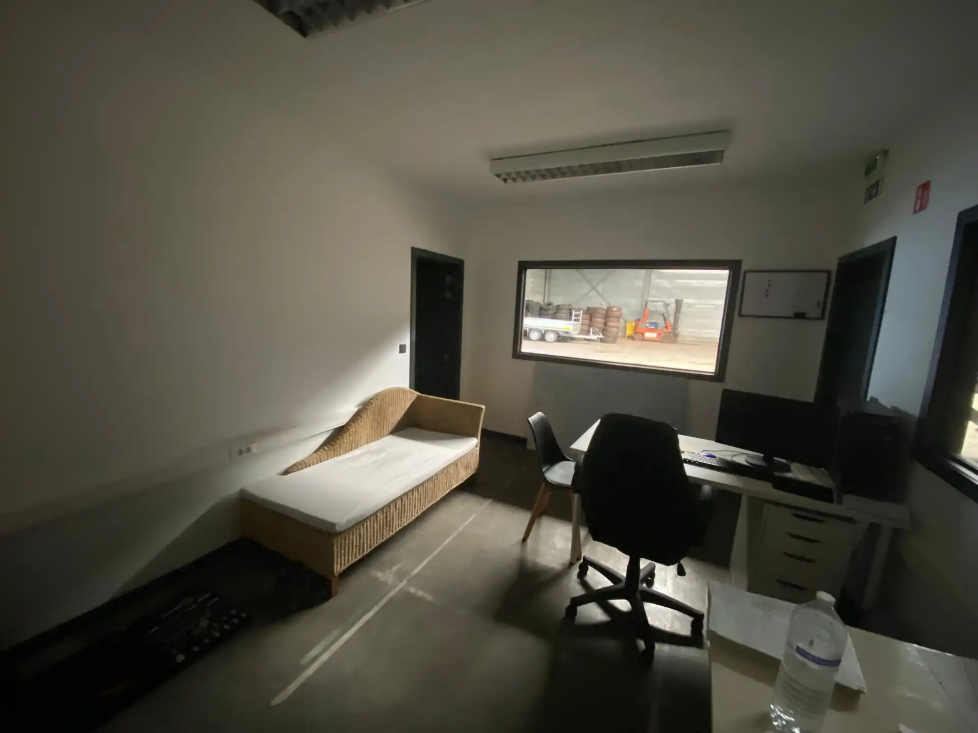 TE HUUR Magazijnruimte met kantoor in Verrebroek foto 8