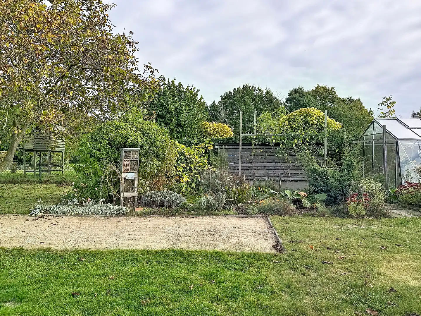 Karaktervolle vrijstaande woning op een prachtig groen perceel foto 29