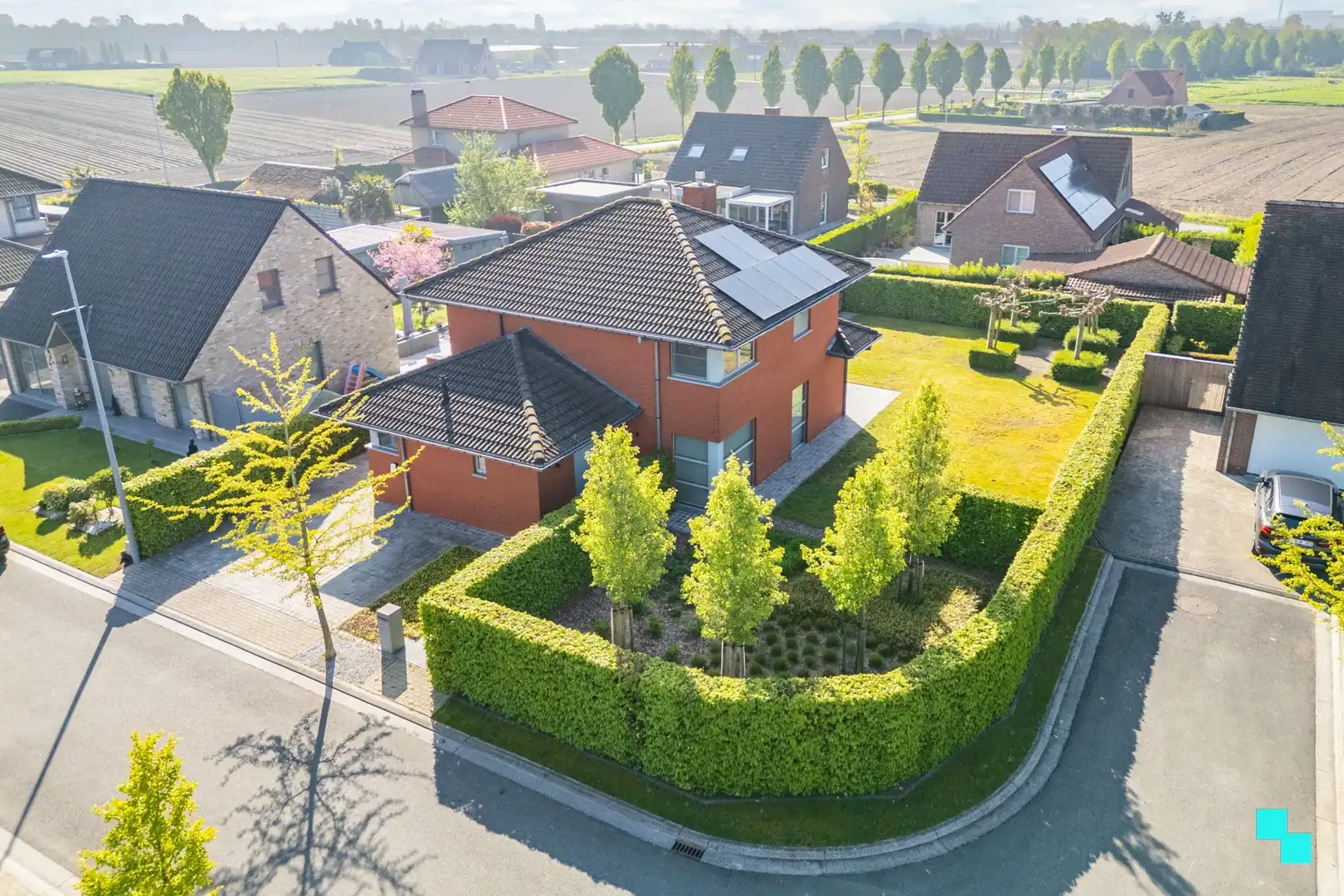 Instapklare gezinswoning met zonnige tuin in rustige woonomgeving foto {{pictureIndex}}