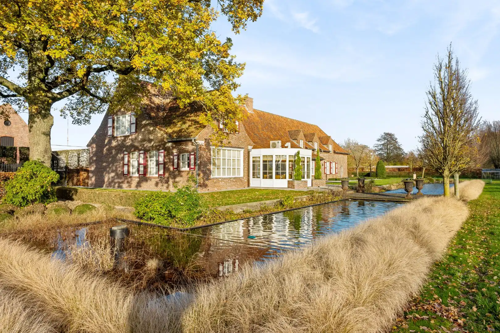 Unieke eigendom met 2 schuren, kapschuur, paardenstal en verzichten foto 4