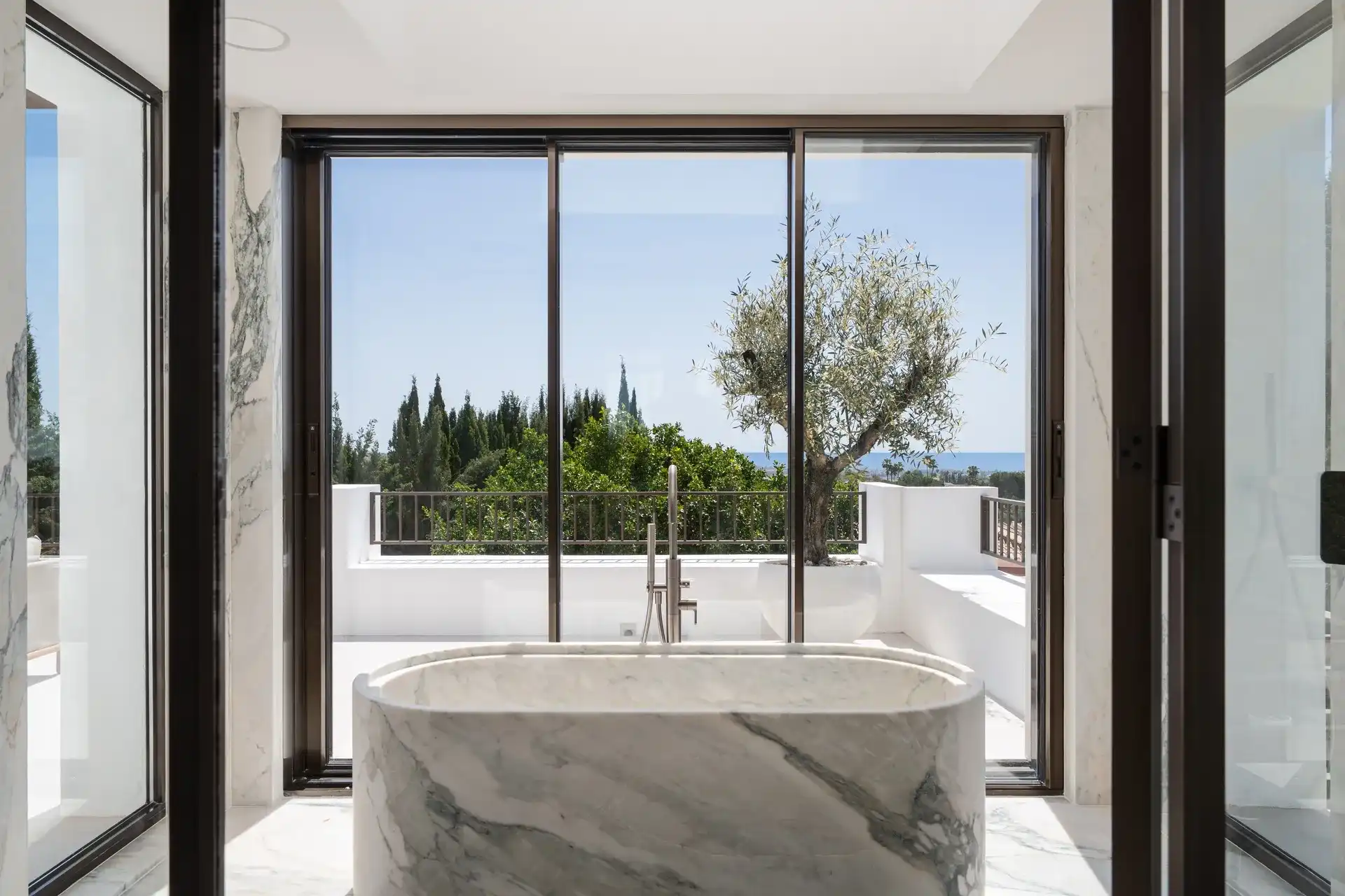 Architecturale topvilla met wellness en zeezicht in het exclusieve La Quinta foto 9