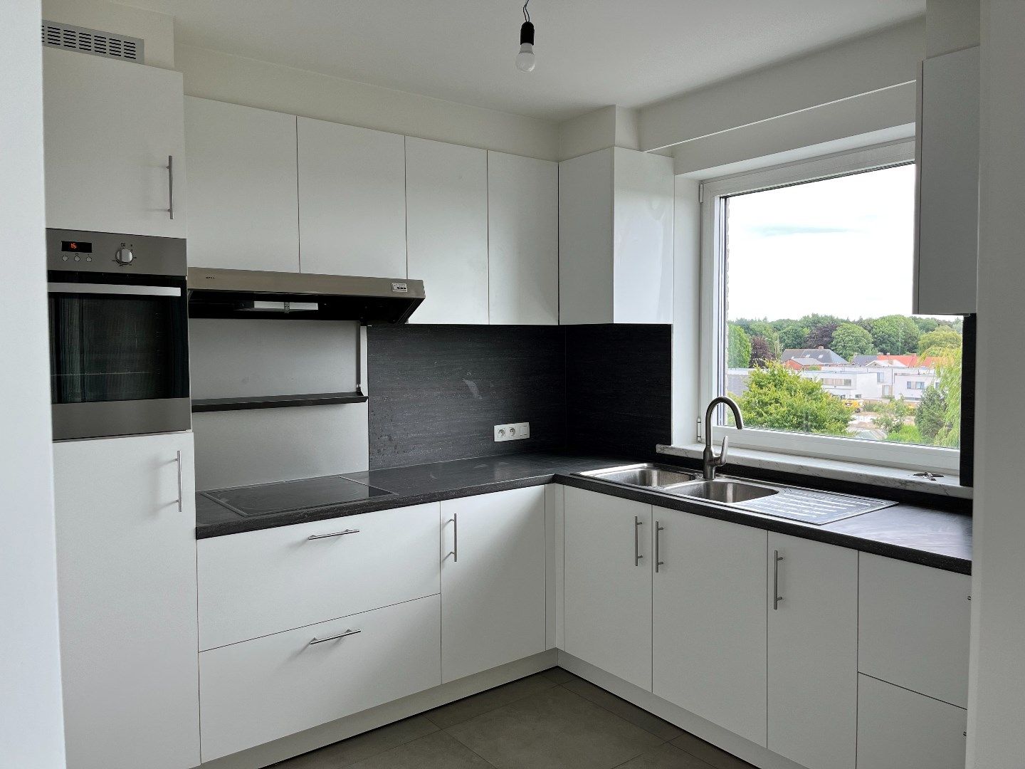 Dakappartement met 2 slaapkamers en zonnig terras te Houthulst  foto {{pictureIndex}}