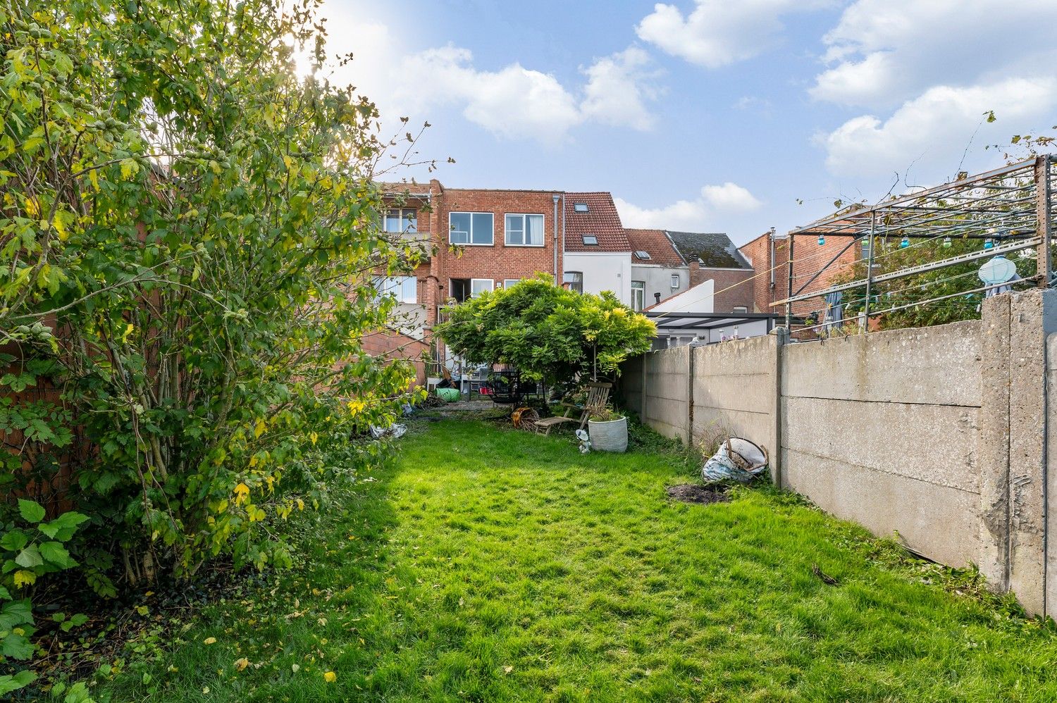 VOLLEDIG te renoveren rijwoning met inpandige garage en grote tuin op een gunstige locatie. foto 35