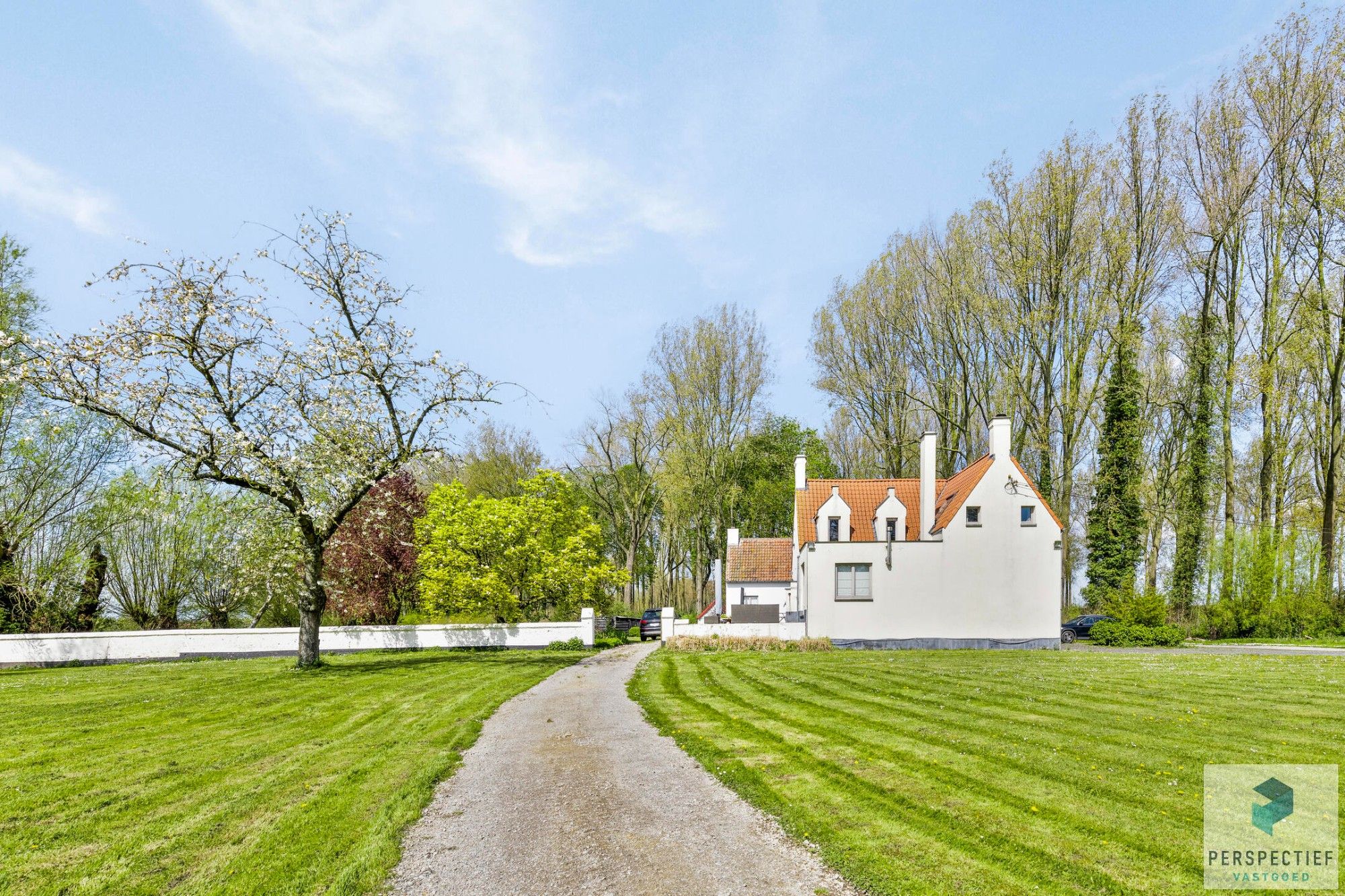 Karaktervolle, op te knappen landhuis aan Schipdonkkanaal in Damme foto 4