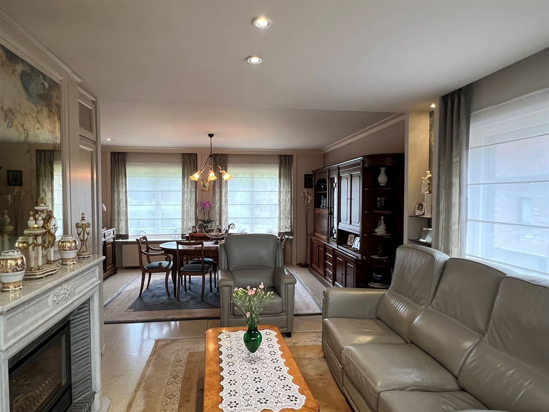 Comfortabele woning met een prachtige tuin en praktische bijgebouwen foto 2