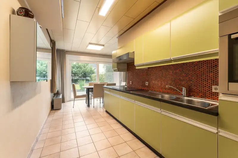 Roeselare : Robuuste halfopen bebouwing op 353 m² met verrassend veel ruimte en zuidgerichte tuin foto 7