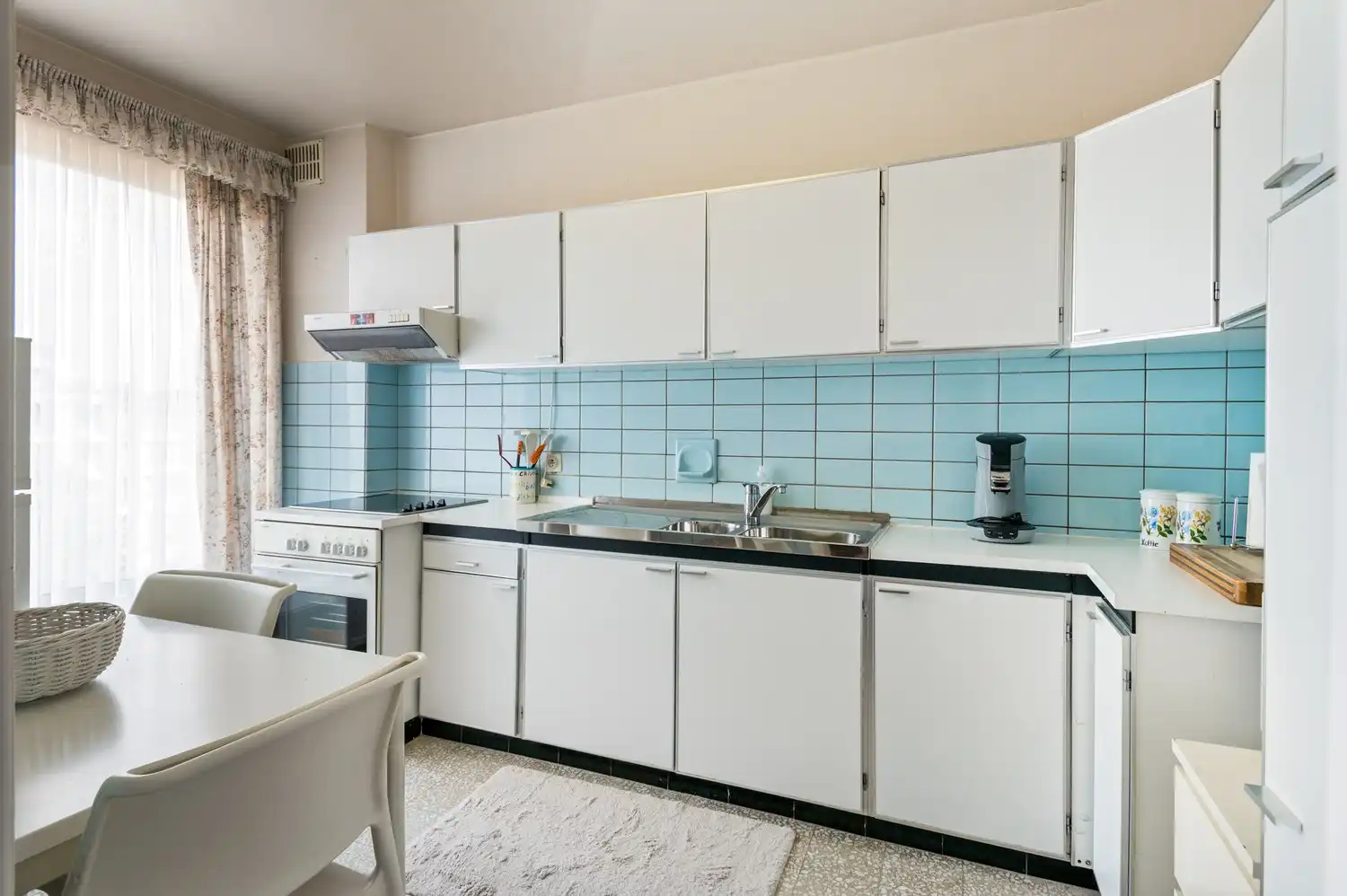 Charmant, doch op te frissen appartement met 2 slaapkamers en terras op centrale locatie in Deurne! foto 6