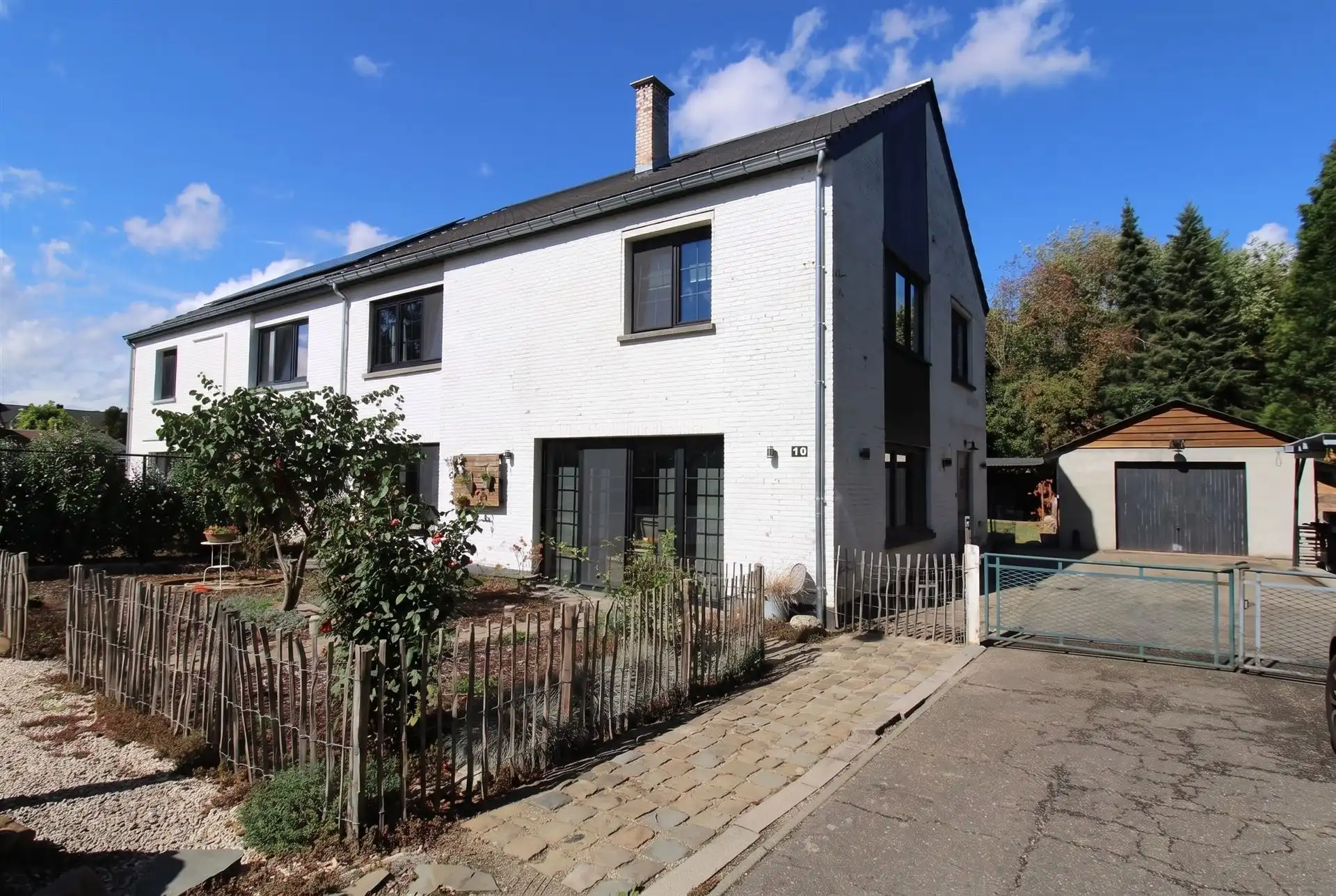 Ruime, verder af te werken gezinswoning met vier slaapkamers, EPC-label C, vrijstaande garage en een perceel van 562 m² in een rustige, doodlopende straat in Maasmechelen! foto {{pictureIndex}}