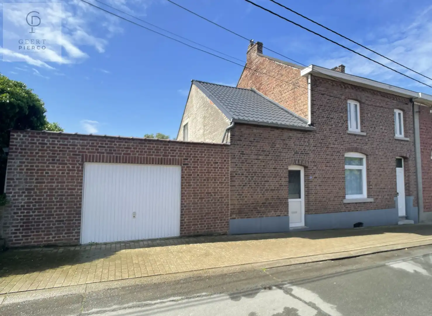 Halfopen bebouwing met drie slaapkamers, garage en ruime achtertuin. foto 2