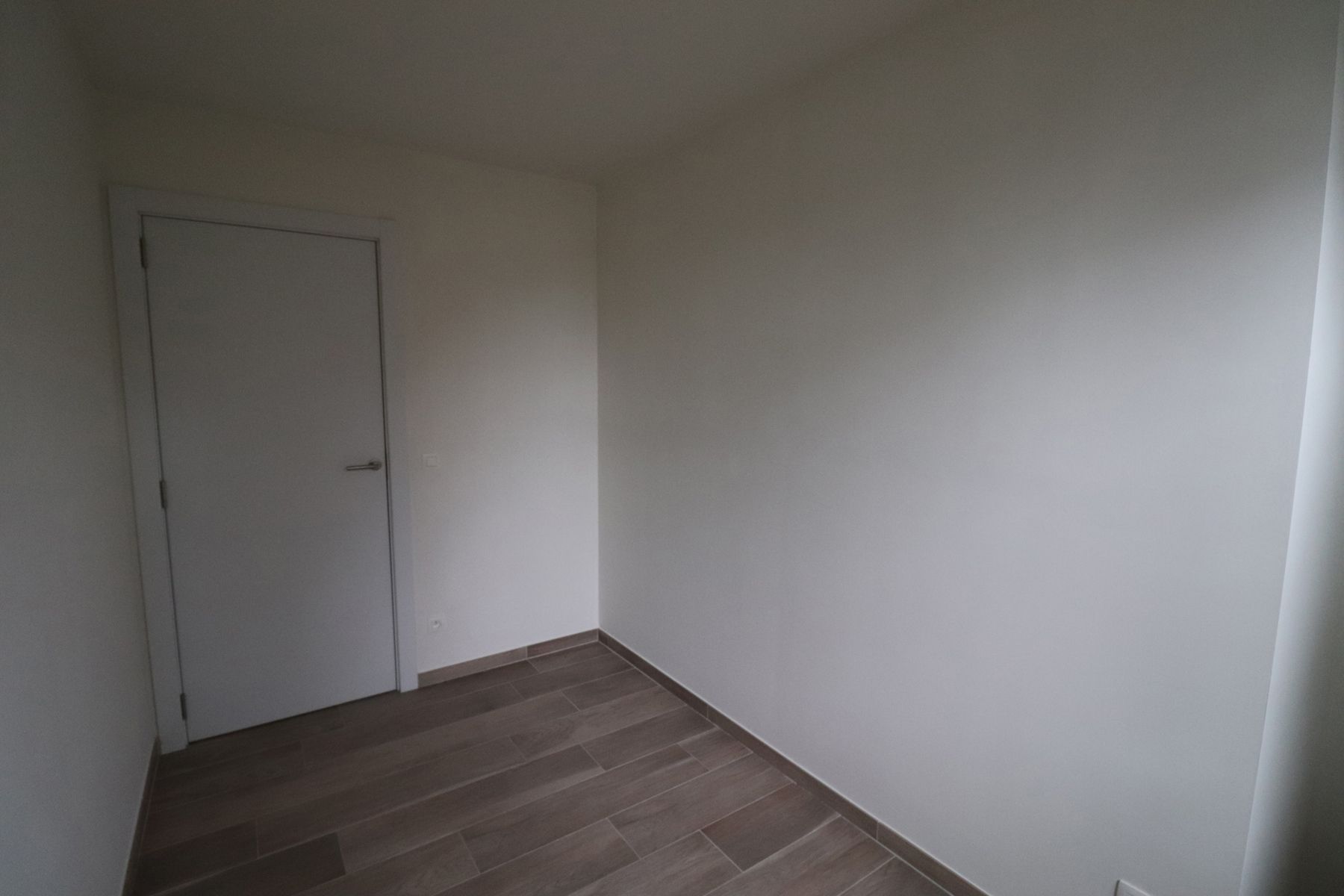 Prachtig appartement (2 slaapkamers met apart bureel) van 103m² op het gelijkvloers rechts met tuin en ondergrondse parkeerplaats. foto 15