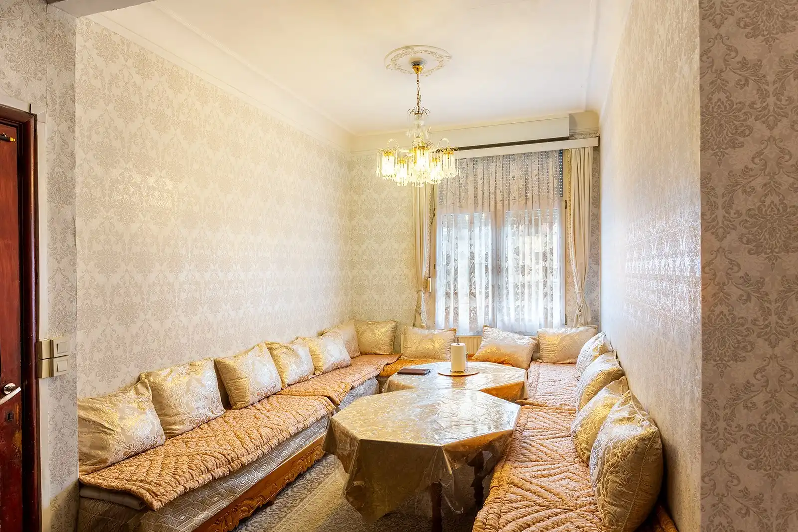 Op te frissen ruime woning met 7 slpk,3 badkamers,terras en garage foto 3