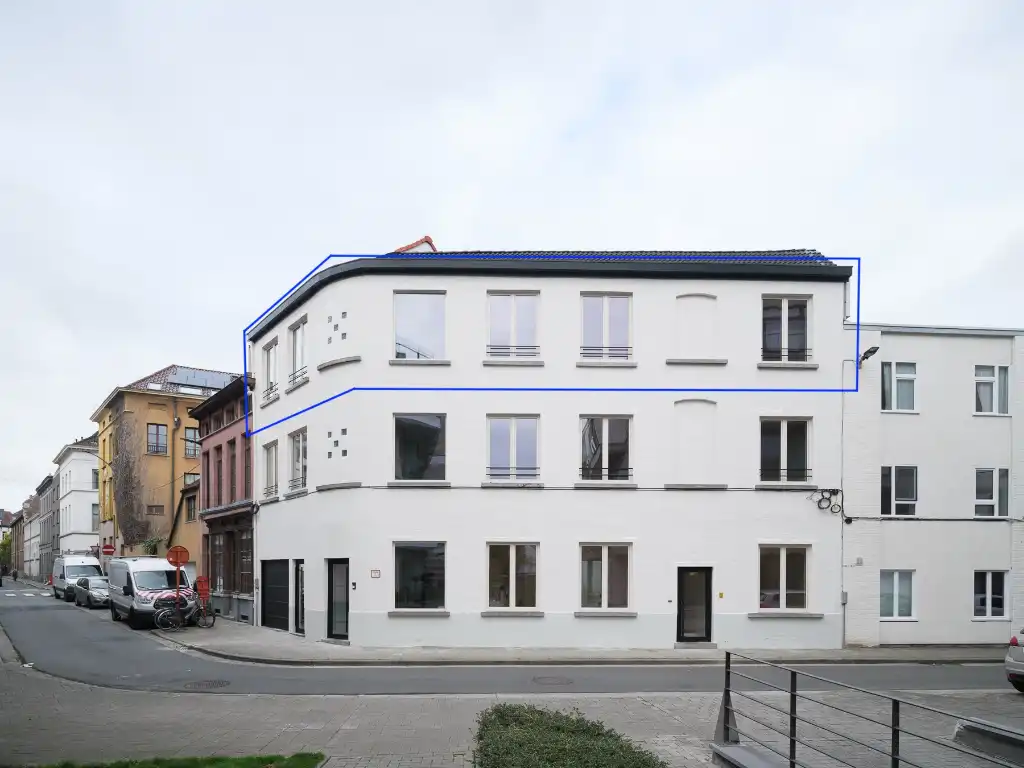 Hoogwaardig gerenoveerd 3 slaapkamer appartement nabij Gent Zuid foto {{pictureIndex}}