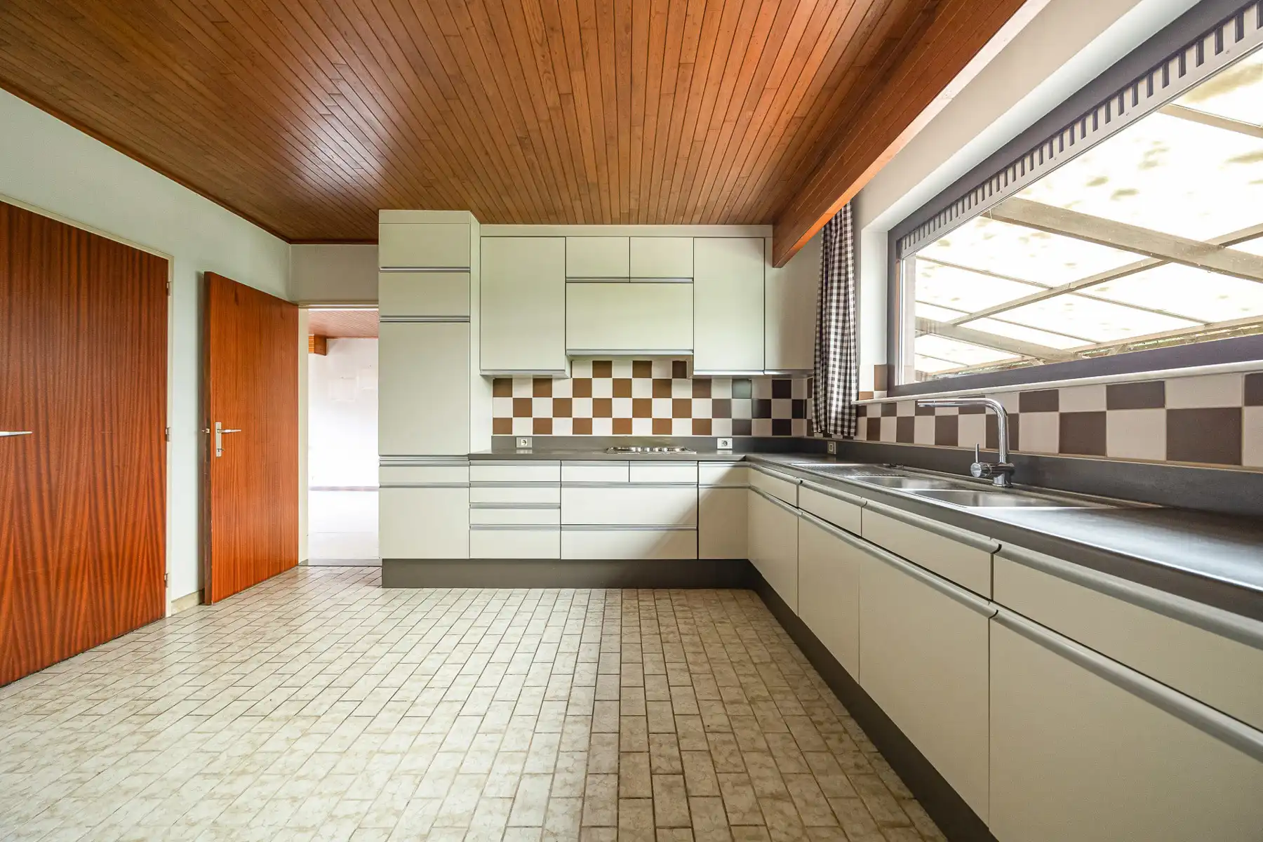 Laagbouwvilla op residentieel perceel van ca. 1.783 m². foto 10