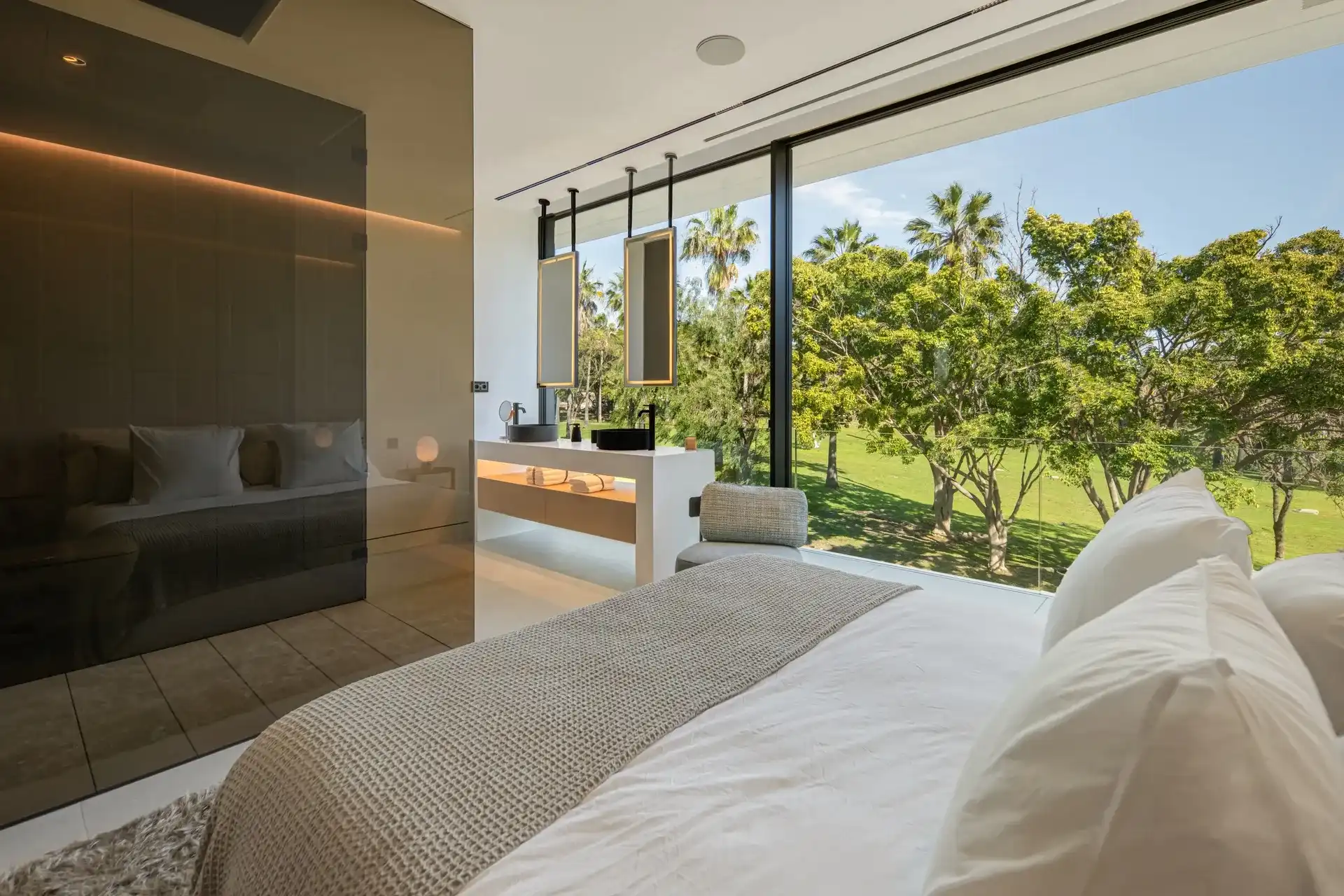 Exclusieve villa met resortgevoel in het meest prestigieuze deel van Marbella foto 15