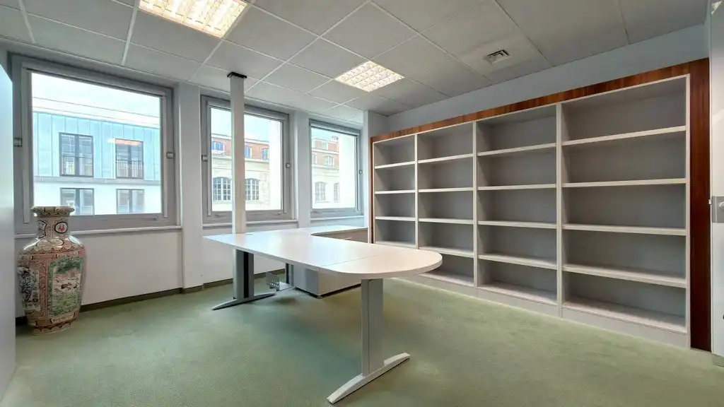 Ingedeeld kantoorverdiep te huur nabij station Antwerpen-Centraal foto 7