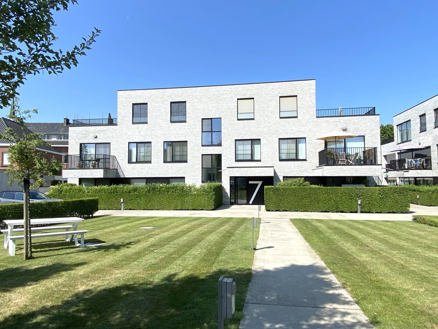 GELIJKVLOERS APPARTEMENT MET TERRAS EN GARAGE foto {{pictureIndex}}