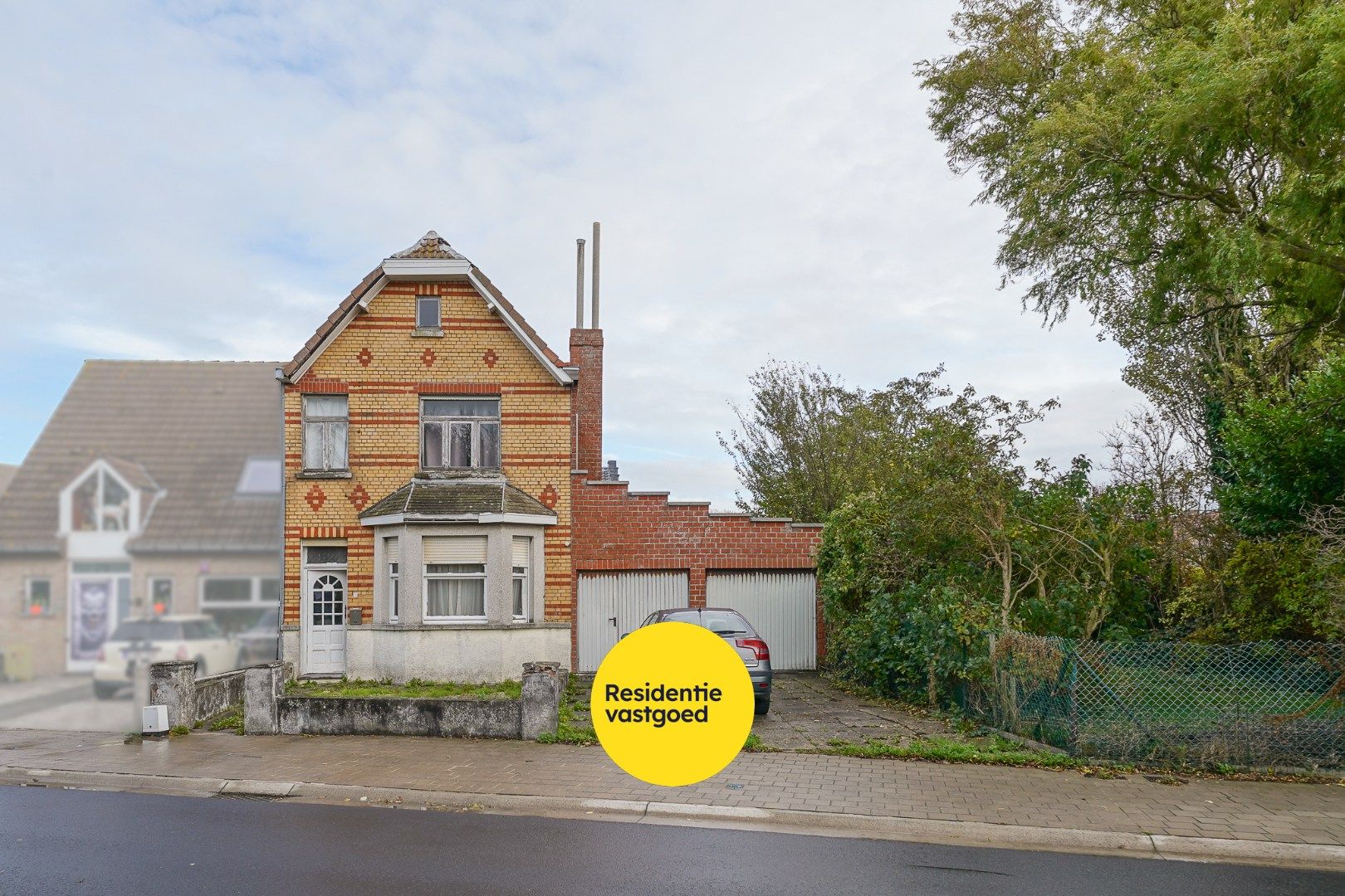 Hoofdfoto van de publicatie: Ruime woning met dubbele garage en 6 slaapkamers in Bredene – ideaal renovatieproject