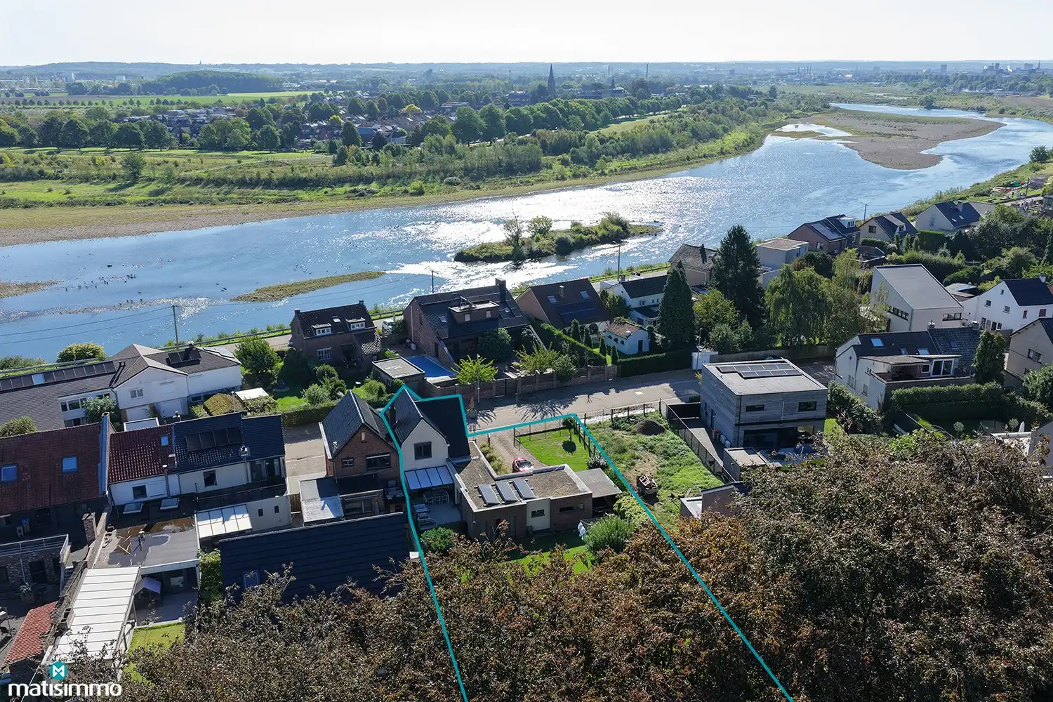 INSTAPKLAAR GERENOVEERDE WONING MET 3 SLAAPKAMERS, GARAGE, CARPORT EN PRACHTIGE TUIN NABIJ HET KANAAL EN DE MAAS IN LANAKEN foto 2
